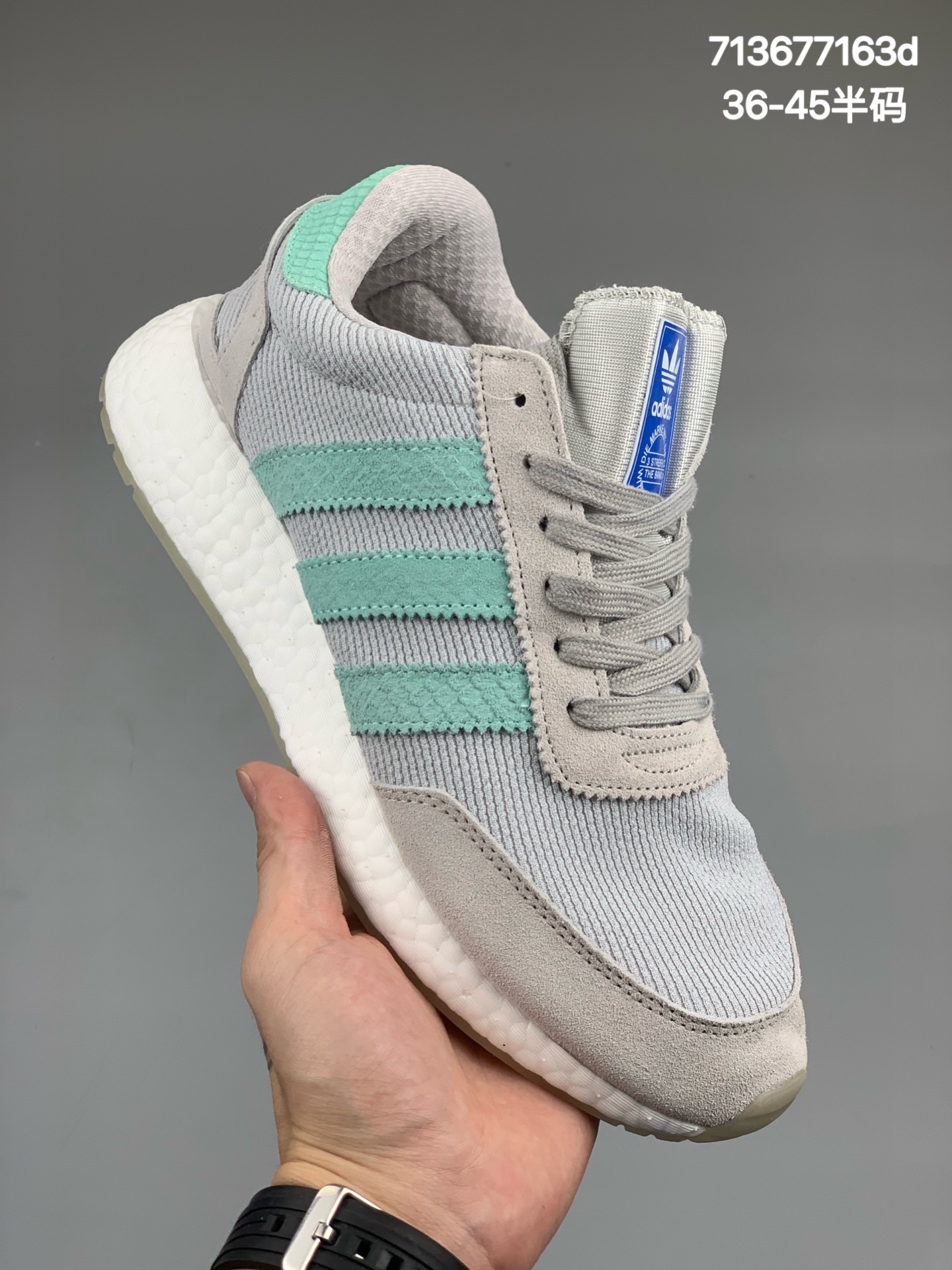 
公司级 阿迪达斯三叶草Adidas L-5923 
经典鞋时尚运动休闲鞋。
鞋面由轻质化网面材质代替了原先惯用的绒面材质，
透气性大幅度提升。鞋跟处的绒面材质也由TPU支撑架所代替，能够给予穿者足部更多保护。白色Boost中底以及鞋身两侧热压的白色Three Stripes与撞色鞋面形成对比，增强了整体层次感。
官方货号D97353
尺码：36 36.5 37 38 38.5 39 40 40.5 41 42 42.5 43 44 45
编码:713677163d