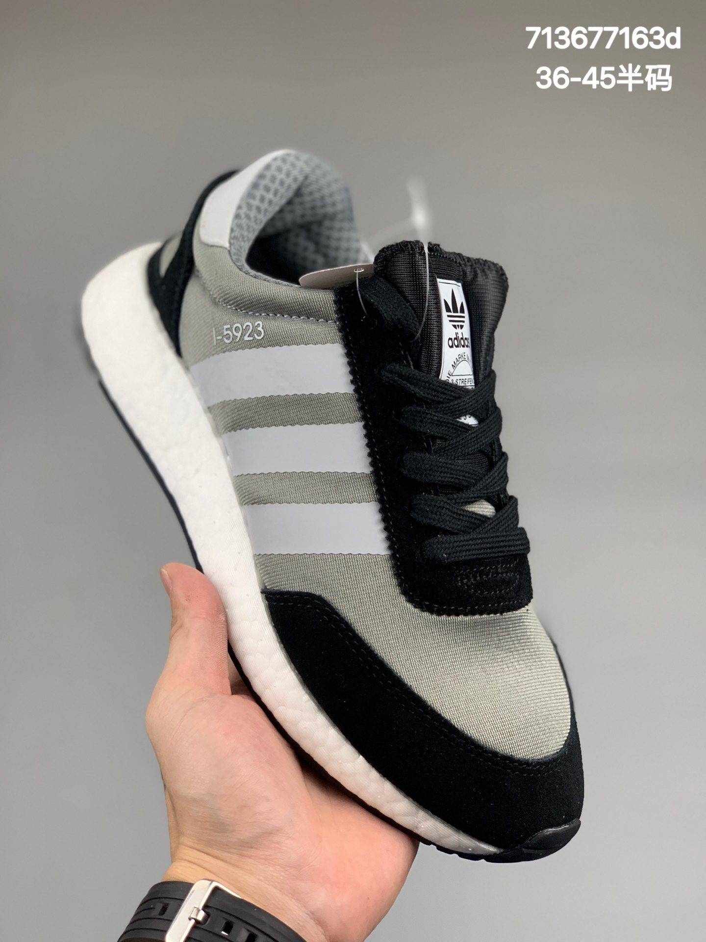 
公司级 阿迪达斯三叶草Adidas L-5923 
经典鞋时尚运动休闲鞋。
鞋面由轻质化网面材质代替了原先惯用的绒面材质，
透气性大幅度提升。鞋跟处的绒面材质也由TPU支撑架所代替，能够给予穿者足部更多保护。白色Boost中底以及鞋身两侧热压的白色Three Stripes与撞色鞋面形成对比，增强了整体层次感。
官方货号D97353
尺码：36 36.5 37 38 38.5 39 40 40.5 41 42 42.5 43 44 45
编码:713677163d