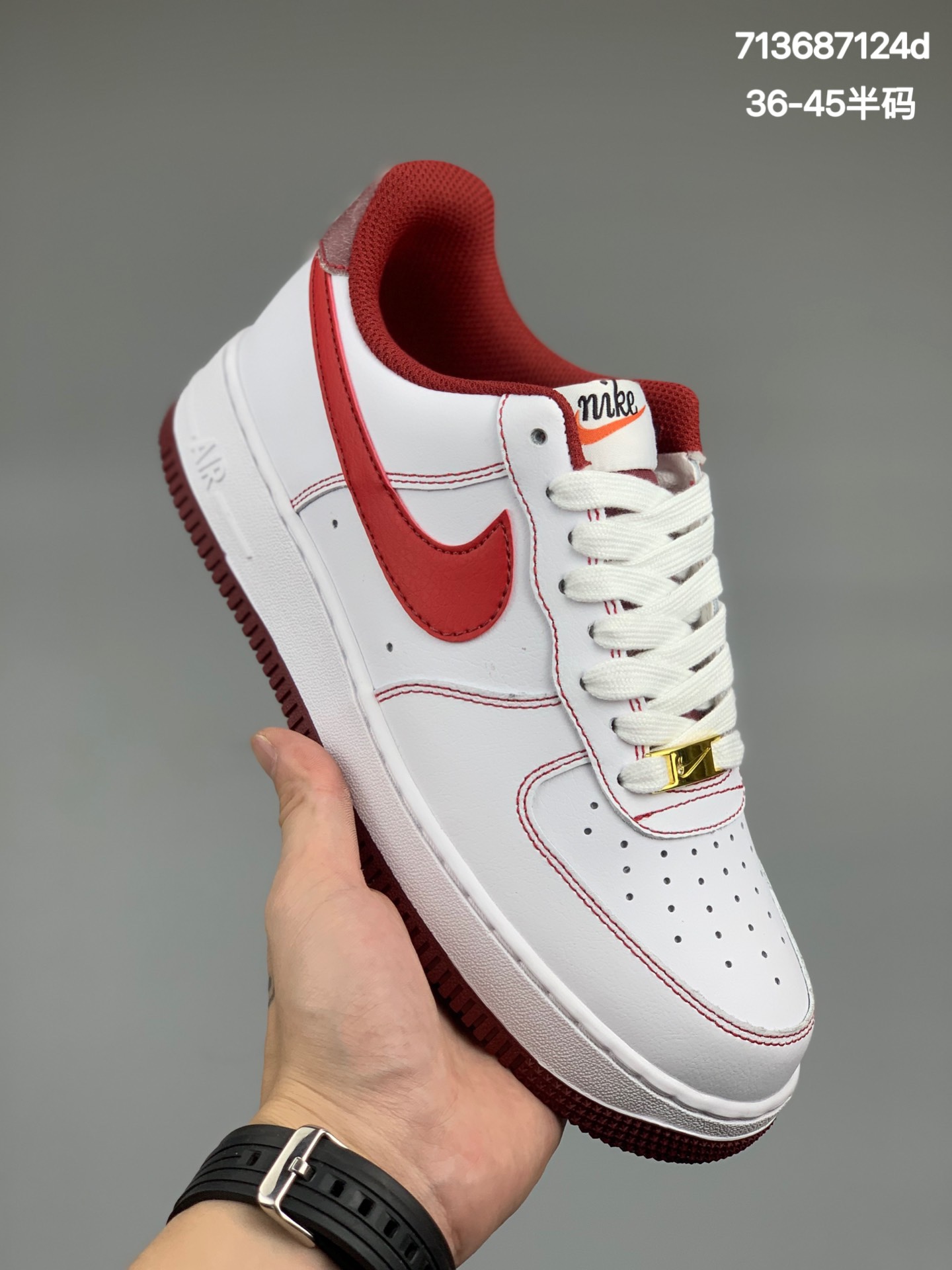 
真标 带半码 耐克Nike Air Force 1 Low  空军一号低帮百搭休闲运动板鞋。柔软、弹性十足的缓震性能和出色的中底设计，横跨复古与现代的外型结合，造就出风靡全球三十多年的Force 1
货号：DA8478 101
尺码:36-45半码
编码:713687124d