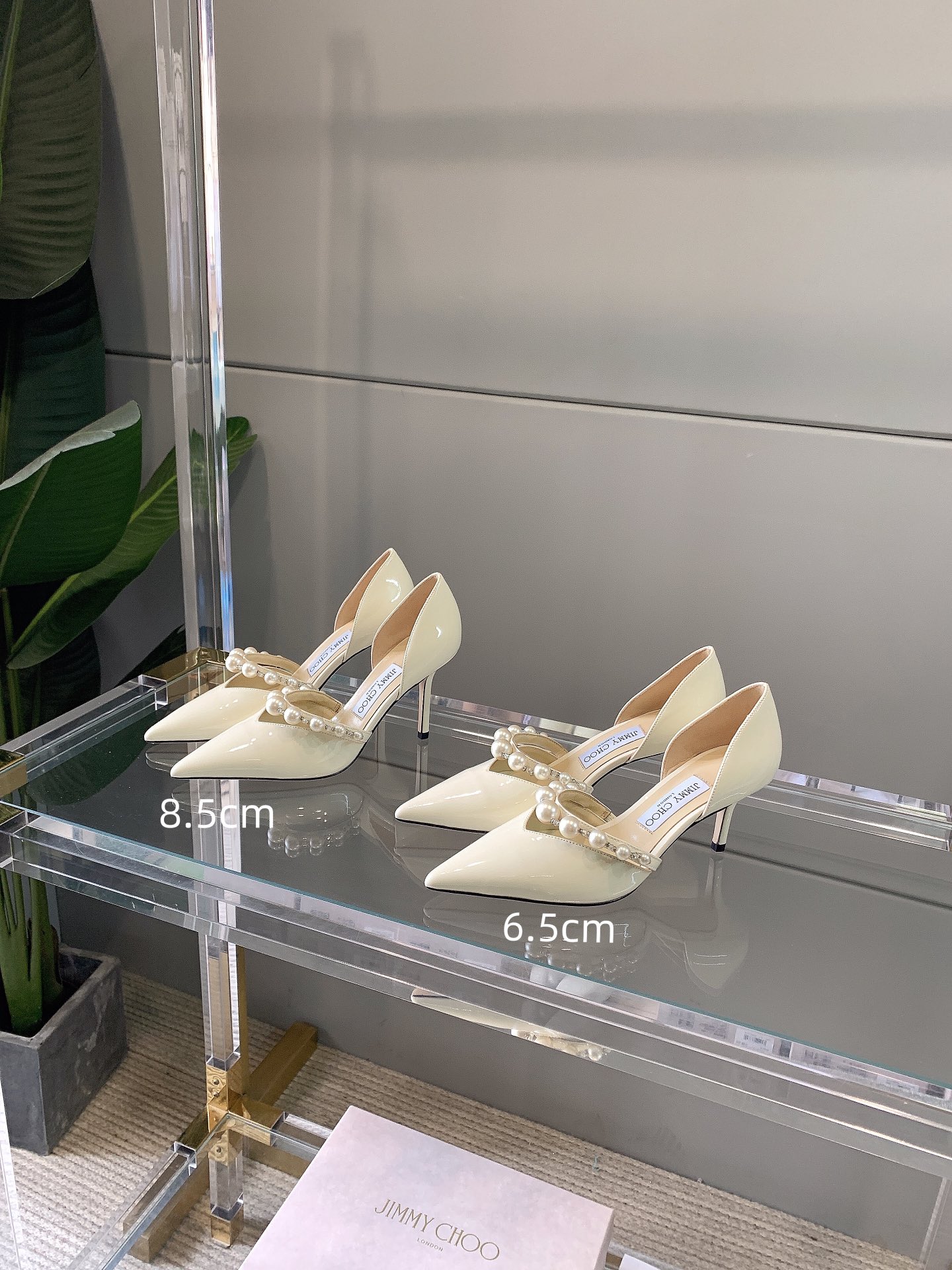 NO:759964,Jimmy Cho* classic pearl hollow high heels, originally developed and made with top quality!  Upper cow patent leather/silver gray glitter velvet, original molded pearls, inner padding, top-grade mixed sheepskin, Italian genuine leather outsole, heel height 6.5cm/8.5cm, size 35-39, high heels sandals, jimmy choo, sandals, high heels, sheepskin, Leather soles19860909Jimmy Cho*经典款珍珠中空高跟鞋 原版开发打造 顶级品质！ 鞋面牛漆皮/银灰闪光绒 原版开模珍珠 内里垫脚顶级混种羊皮 意大利真皮大底 跟高6.5cm/8.5cm 尺码码数35-39,高跟鞋凉鞋,jimmy choo,sandals,high heels,sheepskin,Leather soles,Women's Shoes