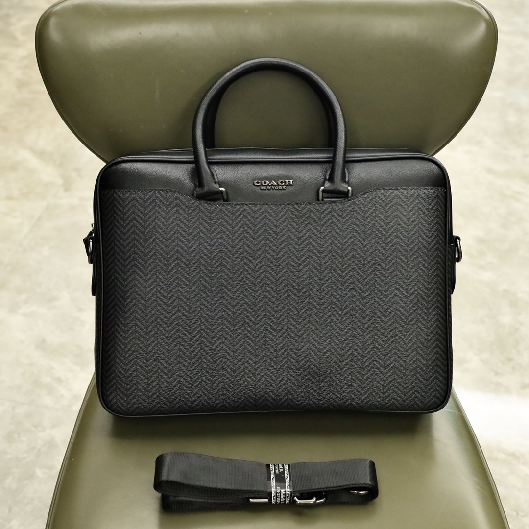 蔻驰新款男士公文包🅿️280 重金原版打造.活力四射的办公理想之选. 原厂五金.精致做工.顶级品质.绝对强悍. 手提斜挎配肩带.规格：39*28*6cm