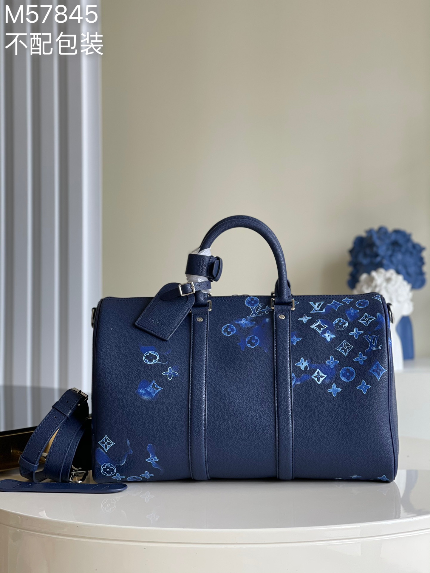 NO:397179,【Exclusive real photo M57845】【The bag is larger and cannot be packed, this model is not equipped with packaging】 This Keepall BANDOULIRE 40 travel bag is made of Monogram printed leather and has inherited the Keepall series' iconic side leather straps, top handles and removable shoulder straps 42 x 26 x 20 cm Length x height x width z.900,LV【Original leather】,louis vuitton19860909【独家实拍M57845】【包包较大包装放不下 此款没有配包装】 本款 Keepall BANDOULIRE 40 旅行袋以 Monogram 印花皮革塑造略小构型,承袭 Keepall 系列标志性的侧面皮革饰带、顶部手柄和可拆卸肩带 42 x 26 x 20 厘米 长度 x 高 x 宽 z.900,LV【原厂皮】,louis vuitton,Bag