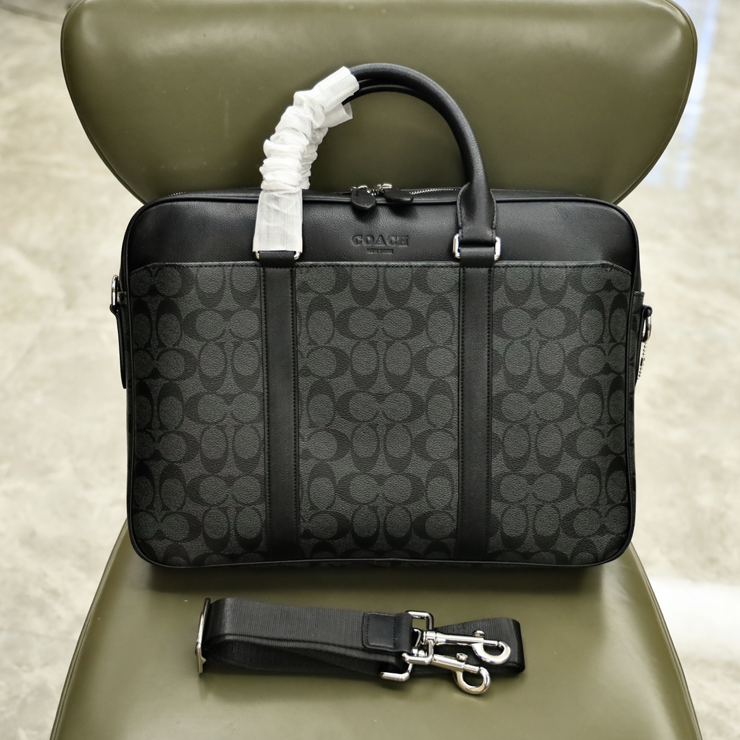 蔻驰新款男士公文包🅿️280 重金原版打造.活力四射的办公理想之选. 原厂五金.精致做工.顶级品质.绝对强悍. 手提斜挎配肩带.规格：39*28*6cm