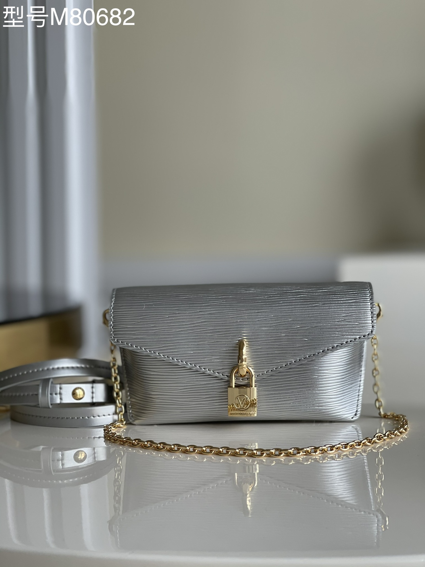 NO:397144,【Exclusive real photo M80682 silver gray】Use grade A vacuum plating all steel hardware imported from the furnace, imported TPU raw material with A-grade head leather Padlock on Strap handbags blend classic Monogram canvas and silky cowhide flap, with a belt ring on the back. LV inscription padlock embellishes safety magnetic buckle, removable chain and removable and adjustable shoulder strap for shoulder and crossbody experience. 19.0 x 11.0 x 3.0 cm (Length x Height x Width) Monogram coated canvas and cowhide cowhide microfiber lining metal parts magnetic buckle closure, equipped with LV inscription padlock back tie ring inner patch pocket shoulder strap removable, adjustable strap half length 23.0 cm bag half length adjustable to 45.0  Centimeter chain removable p.570, LV [original leather], louis vuitton, cowhide19860909【独家实拍M80682银灰】采用炉内A级真空电镀全钢五金进口TPU原厂料配A级头层皮Padlock on Strap 手袋融合经典 Monogram 帆布和丝滑牛皮翻盖,背面配有束带圈.LV 铭纹挂锁点缀安全磁扣,可拆卸链条和可拆卸并调节的肩带实现肩背和斜挎体验.19.0 x 11.0 x 3.0 厘米 (长 x 高 x 宽)Monogram 涂层帆布和牛皮牛皮饰边超细纤维内衬金属件磁扣开合,配有 LV 铭纹挂锁背面束带圈内贴袋肩带可拆卸,可调节包带半长23.0 厘米包带半长可调至45.0 厘米链条可拆卸p.570,LV【原厂皮】,louis vuitton,cowhide,Bag