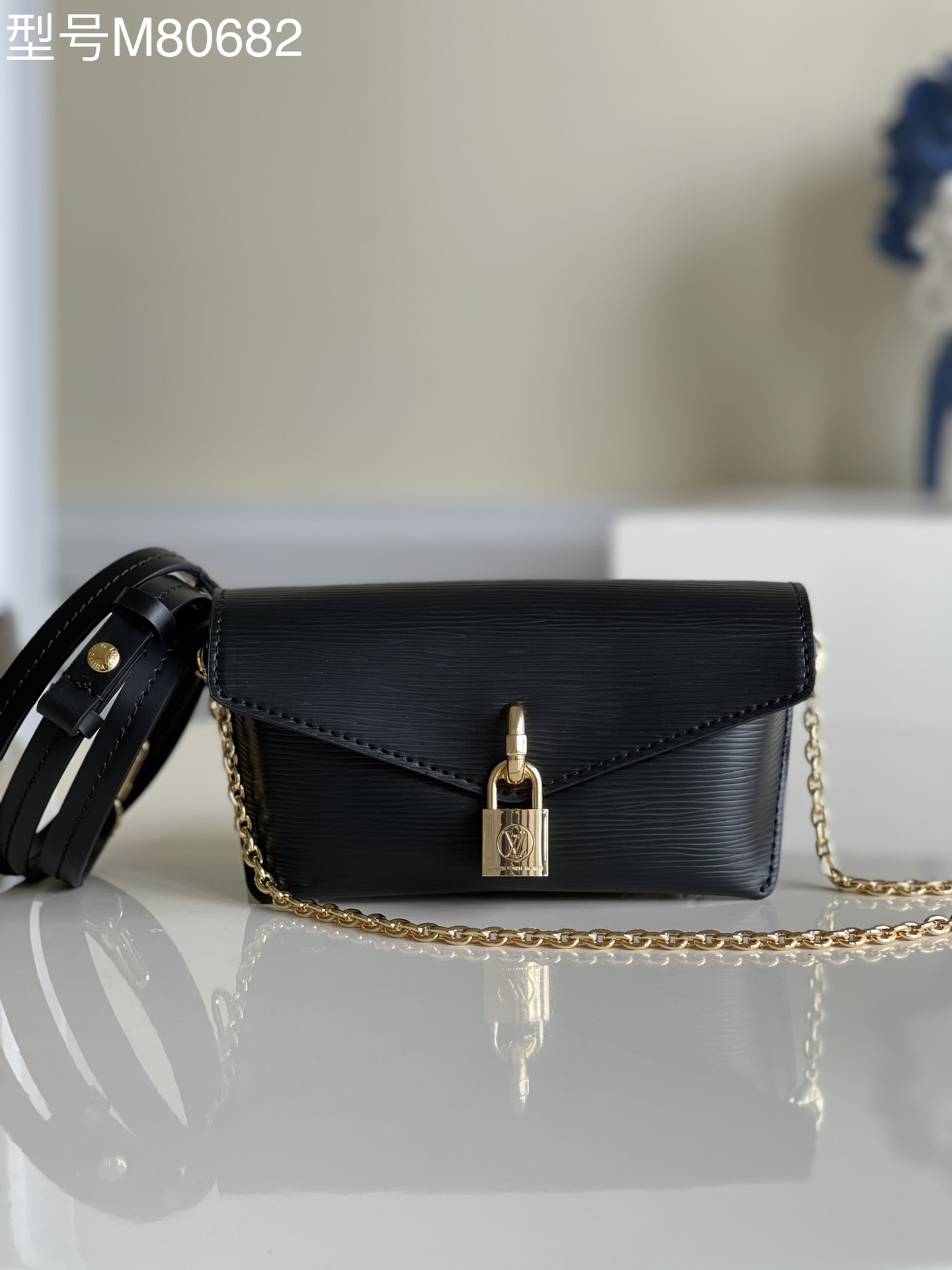 NO:397147,【Exclusive real photo M80682g】Use grade A vacuum plating all steel hardware imported from furnace, original material with A-grade head leather Padlock on Strap handbag blends classic Monogram canvas and silky cowhide flap, with a belt ring on the back. LV inscription padlock embellishes a safety magnetic buckle, detachable chain and removable and adjustable shoulder strap for shoulder and crossbody experience. 19.0 x 11.0 x 3.0 cm (Length x Height x Width) Monogram coated canvas and cowhide cowhide microfiber lining metal parts magnetic buckle closure, equipped with LV inscription padlock back tie ring inner patch pocket shoulder strap removable, adjustable strap half length 23.0 cm bag half length adjustable to 45.0  Centimeter chain removable p.570, LV [original leather], louis vuitton, cowhide19860909【独家实拍M80682克】采用炉内A级真空电镀全钢五金进口TPU原厂料配A级头层皮Padlock on Strap 手袋融合经典 Monogram 帆布和丝滑牛皮翻盖,背面配有束带圈.LV 铭纹挂锁点缀安全磁扣,可拆卸链条和可拆卸并调节的肩带实现肩背和斜挎体验.19.0 x 11.0 x 3.0 厘米 (长 x 高 x 宽)Monogram 涂层帆布和牛皮牛皮饰边超细纤维内衬金属件磁扣开合,配有 LV 铭纹挂锁背面束带圈内贴袋肩带可拆卸,可调节包带半长23.0 厘米包带半长可调至45.0 厘米链条可拆卸p.570,LV【原厂皮】,louis vuitton,cowhide,Bag