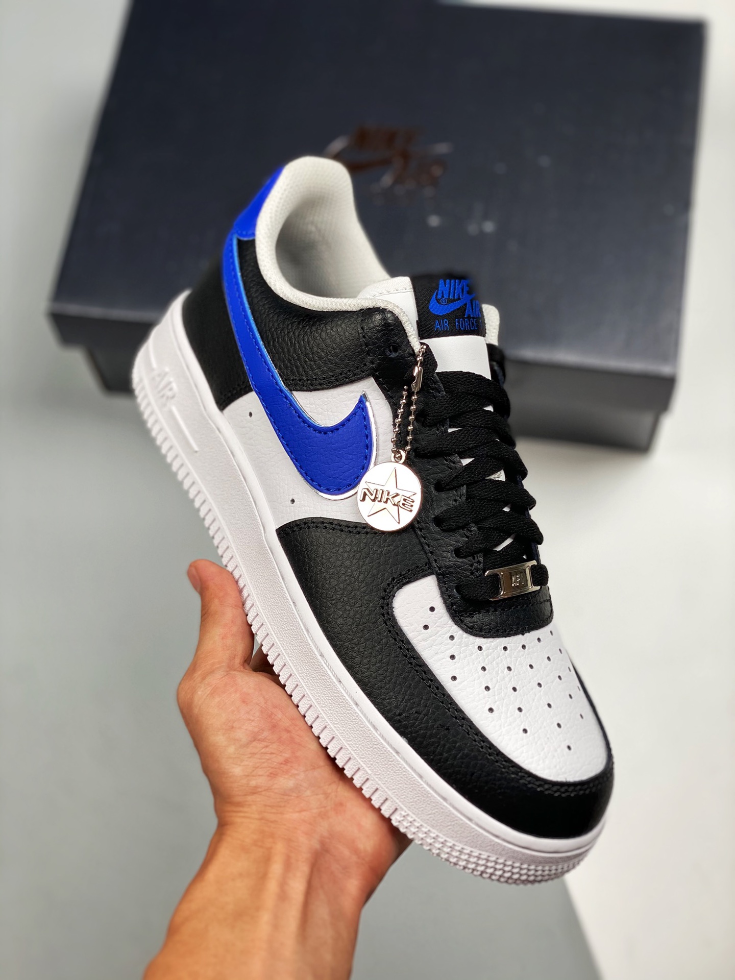Air Force 1 negro blanco azul, pequeño rayo, horma original, cartón original, estilo puro de la Fuerza Aérea, enfocado …