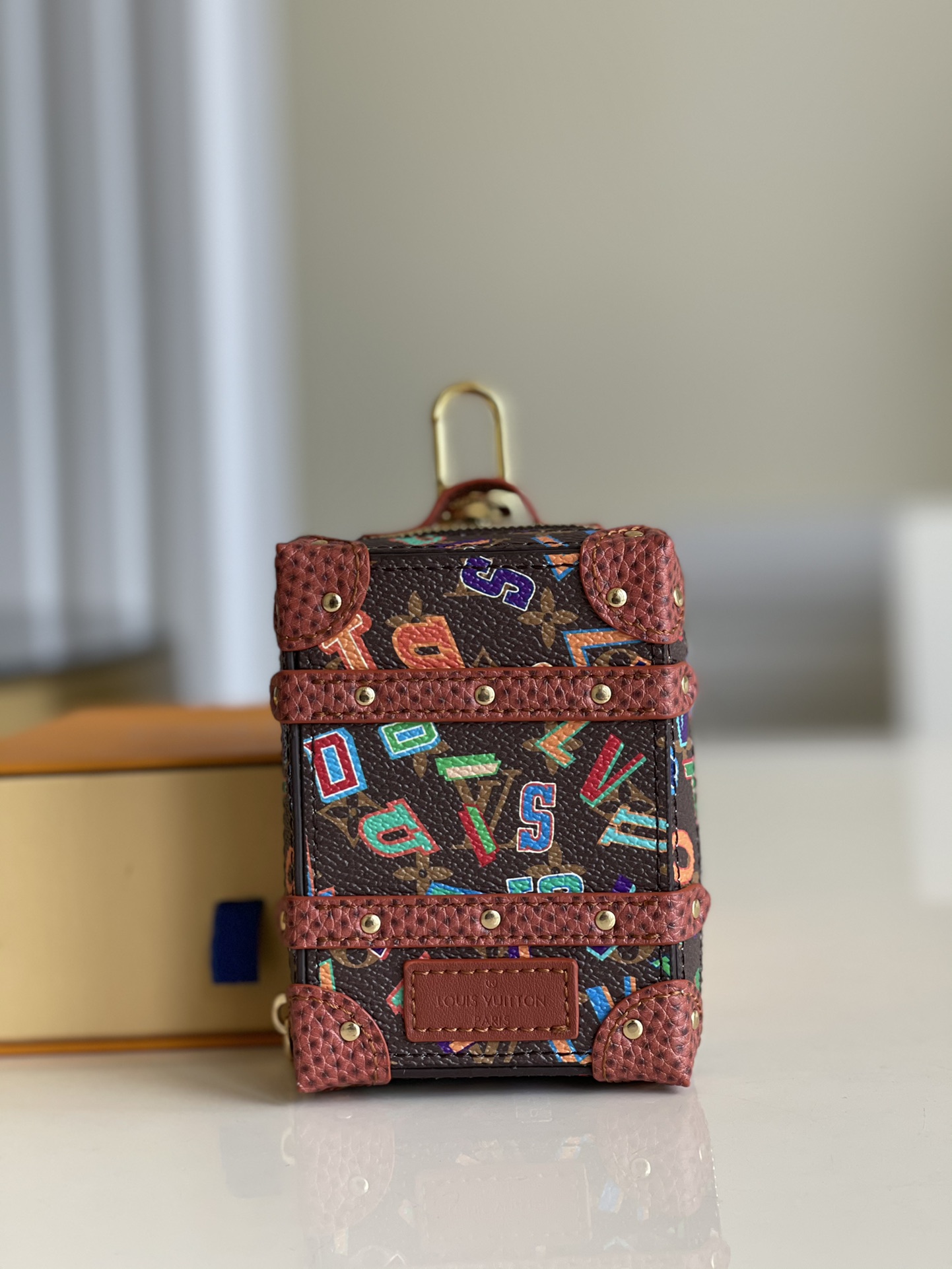 NO:397596,【Exclusive real shot M】LVxNBA Monogram Letters Soft Trunk Backpack decoration and keychain demonstrate Louis Vuitton's craftsmanship with exquisite details. The complex logo of hook buckle and leather patches expresses the craftsmanship design, and the colorful letters inject fun into Monogram canvas hanging decoration.,LV【Original leather】,louis vuitton,louis vuitton,keychain19860909【独家实拍M】LVxNBA Monogram Letters Soft Trunk Backpack 包饰与钥匙扣以精湛细节彰显路易威登的手工匠艺.钩扣和皮革贴饰的繁复标识道出工致设计,缤纷字母为 Monogram 帆布挂饰注入玩趣意味.,LV【原厂皮】,louis vuitton,louis vuitton,keychain,Bag