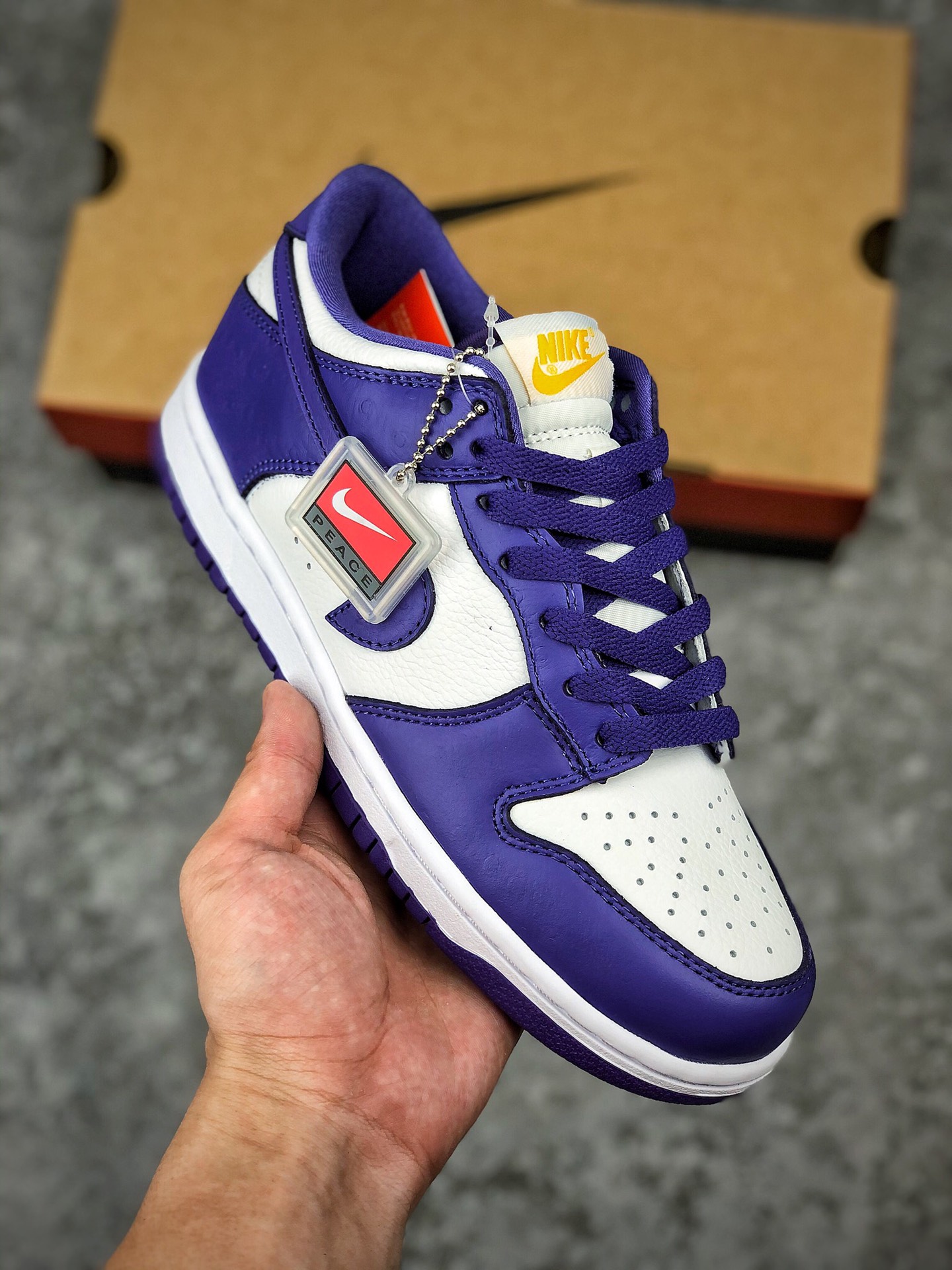  终端放货
纯原版本 Dunk SB Low 白紫 反钩撕纸鸳鸯 知名大厂出品 全头层原厂出料 做工细节完美 背胶及针角细节考究 整鞋质感鞋型纯正 请认准独家实拍细节 谨防窜货！
货号：DJ4636-100
尺码：36 36.5 37.5 38 38.5 39 40 40.5 41 42 42.5 43 44 45 46