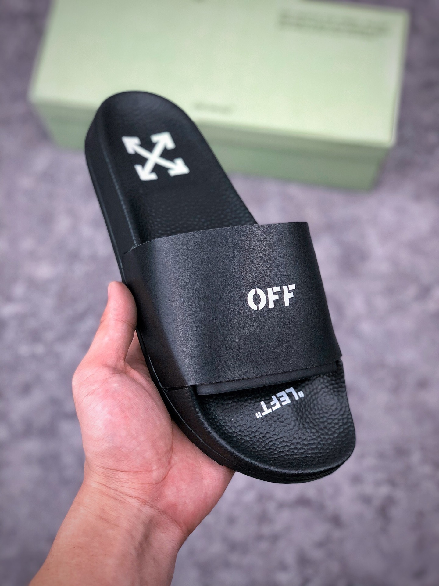 福利特价
支持放店
Off White Off  箭头斑马纹织带系列拖鞋
OFF-WHITE C/O VIRGIL ABLOH Ow 
国际经典潮流品牌最新之作，全新街头爆款 
原装顶级版本 经典回归 OFF Ow 潮牌箭头 织带 斑马线沙滩一字拖鞋  情侣首选 日常随意搭配 全套包装 
尺码 35-47