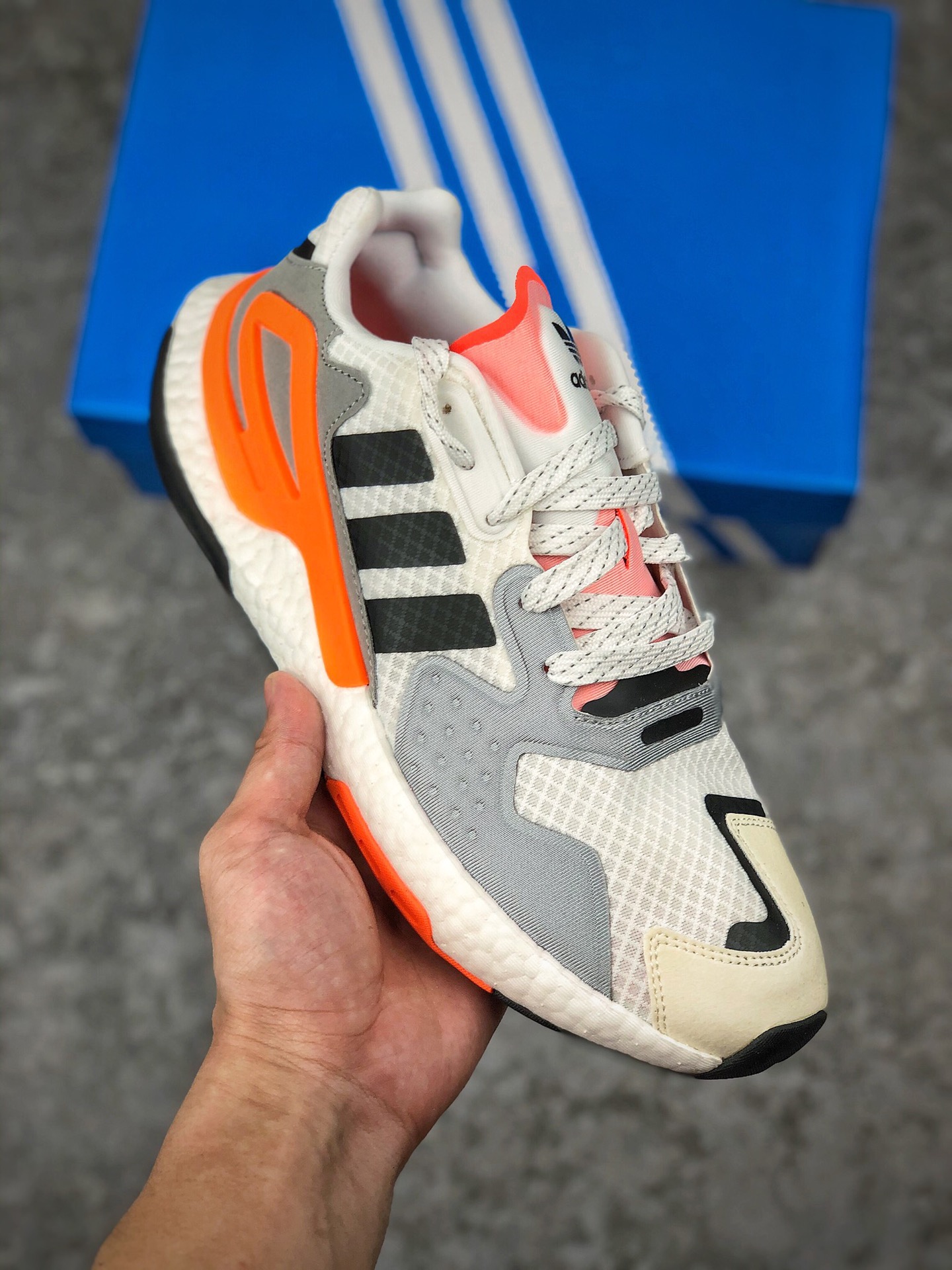 福利特价
 支持放店
 Adidas 阿迪达斯 Day Jogger 夜行者二代 爆米花大底复古跑鞋 FY0238 尺码：36 36.5 37 38 38.5 39 40 40.5 41 42 42.5 43 44 45