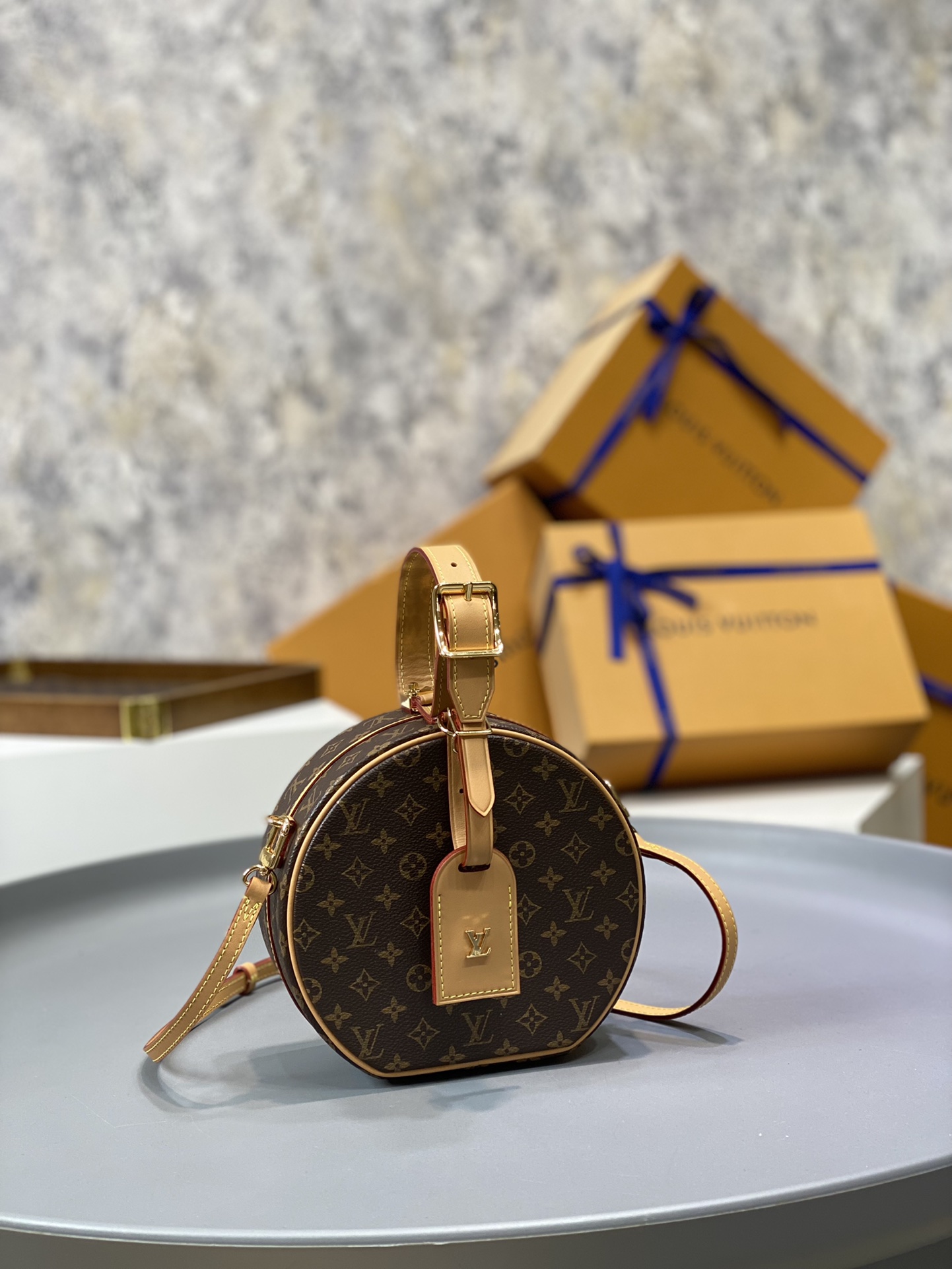 NO:176511,M43514 Yellow Leather (New Edition) ETITE BOITE CHAEAU Handbag Monogram-Coated Canvas - Natural Leather Trim - Lambskin Lining - Gold Metal Trim - Top with adjustable leather handle - Removable, adjustable leather strap - Removable leather ID ID Certificate Set - 4 protective metal nails Size 17.5 /16.5 /7.5cm,,sheepskin19860909M43514黄皮（新版） ETITE BOITE CHAEAU手袋 Monogram涂层帆布 - 天然皮革饰边 - 羔羊皮衬里 - 金色金属饰件 - 顶部配有可调节皮质手柄 - 可拆卸、可调节皮质包带 - 可脱卸皮质ID证件套 - 4枚保护性金属钉 尺寸17.5 /16.5 /7.5cm,,sheepskin,Bag