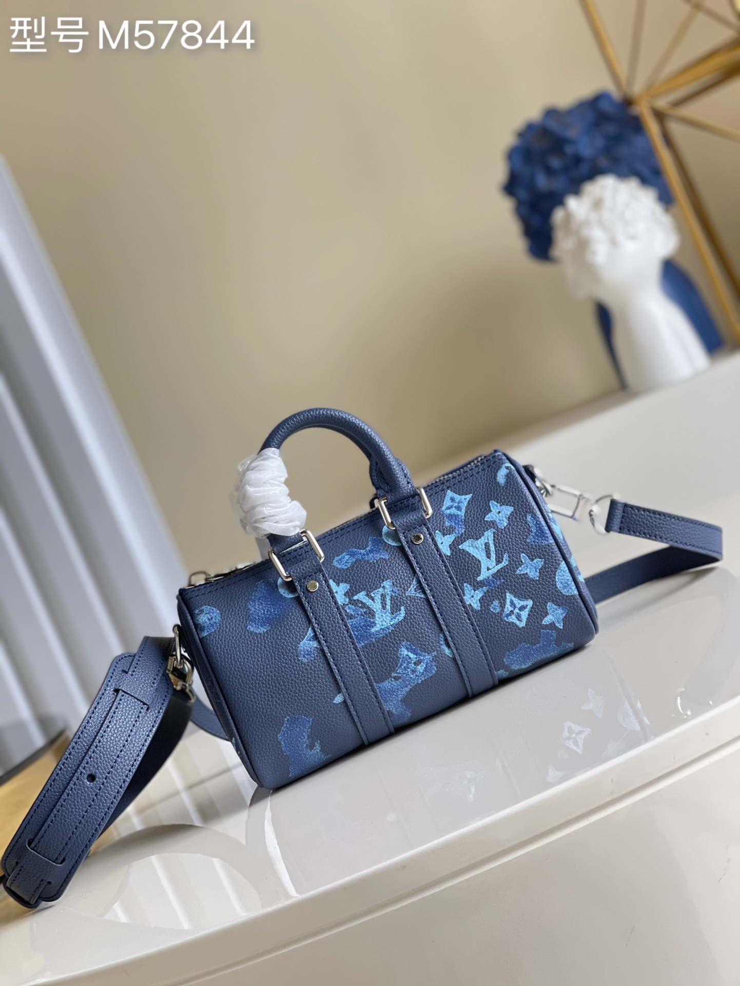 NO:397169,【Exclusive real shot M57844】Virgil Abloh concentrates the classic Keepall travel bag into Keepall XS handbag, presenting the watercolor artistic conception of Monogram patterns in leather, equipped with top leather handles and Keepall series iconic side leather straps. Size 21 x 12 x 9 cm m.650, LV [original leather], louis vuitton19860909【独家实拍M57844】Virgil Abloh 将经典 Keepall 旅行袋浓缩为 Keepall XS 手袋,以皮革呈现 Monogram 图案的水彩意境,配有顶部皮革手柄和 Keepall 系列标志性的侧面皮革饰带.尺寸21 x 12 x 9 厘米 m.650,LV【原厂皮】,louis vuitton,Bag