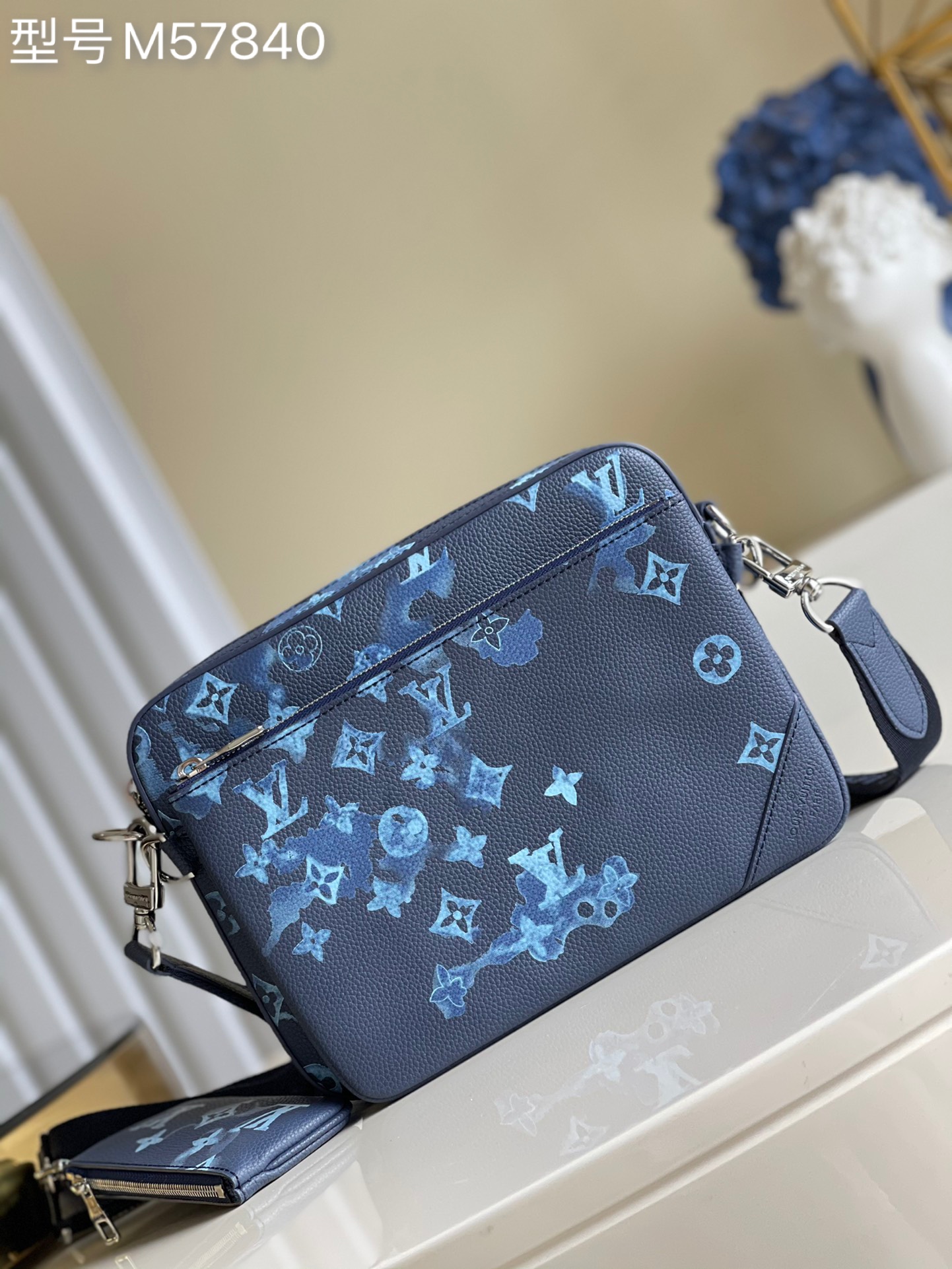 NO:397171,[Exclusive real photo M57840 blue full leather print] This Trio postman bag is made of grainy leather dipped with flickering Monogram pattern, revealing a personalized custom style. The detachable zippered front pocket and the removable coin wallet fixed to the shoulder strap add functional details. Detailed features 25 x 18.5 x 7 cm m.750, LV [original leather], louis vuitton, wallets19860909【独家实拍M57840蓝色全皮印花】本款 Trio 邮差包为粒面皮革浸染忽明忽暗的 Monogram 图案,流露个性化定制格调.可拆卸拉链前袋和固定于肩带的可拆卸零钱包再添功能细节.详细特征25 x 18.5 x 7 厘米m.750,LV【原厂皮】,louis vuitton,wallets,Bag