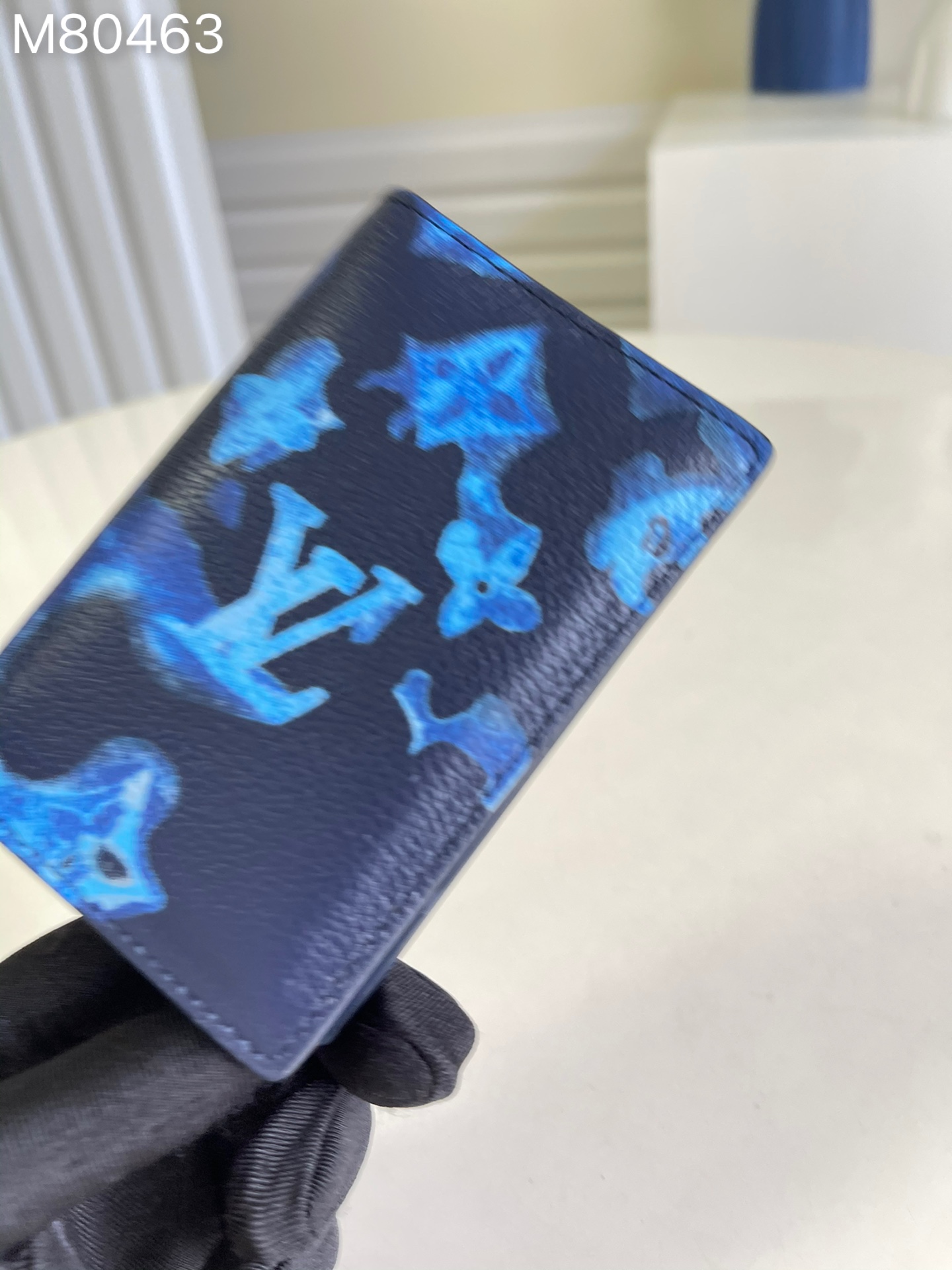 NO:397173,[Exclusive real photo M80463] Pocket wallet This style of pocket wallet is depicted in grain leather. The flickering Monogram prints in Virgil Abloh's pen injects personality into the pocket configuration. Size 8x 11 x 1cm z.,LV [original leather],louis vuitton19860909【独家实拍M80463】口袋钱夹本款口袋钱夹于粒面皮革描绘 Virgil Abloh 笔下忽明忽暗的 Monogram 印花,为袖珍构型注入个性风尚.尺寸8x 11 x 1cm z.,LV【原厂皮】,louis vuitton,Bag