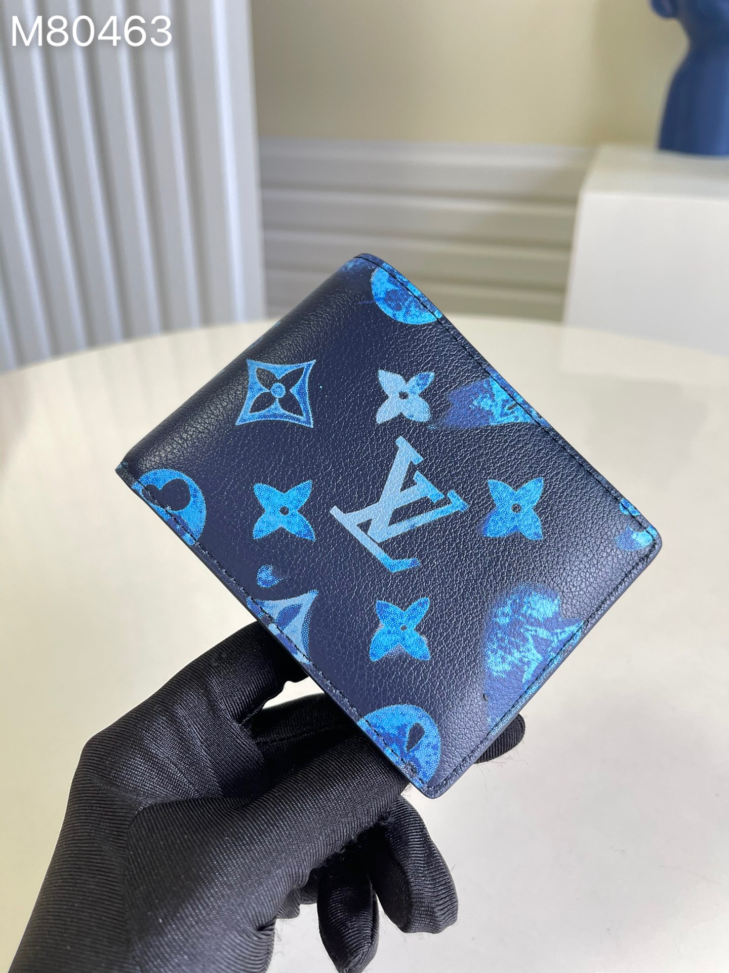 NO:397175,【Exclusive real photo M80464】SLENDER wallet This Slender wallet is made of grainy leather and depicts a flickering Monogram pattern, giving a watercolor look, allowing you to easily enter the front and rear pockets while holding the needs of the accompanying person. Size 11 x 8.5 x 2cm z.,LV [original leather],louis vuitton19860909【独家实拍M80464】SLENDER 钱夹本款 Slender 钱夹为粒面皮革描绘忽明忽暗的 Monogram 图案,呈现水彩观感,可在容纳随行所需的同时轻松收入前后口袋.尺寸11 x 8.5 x 2cm z.,LV【原厂皮】,louis vuitton,Bag