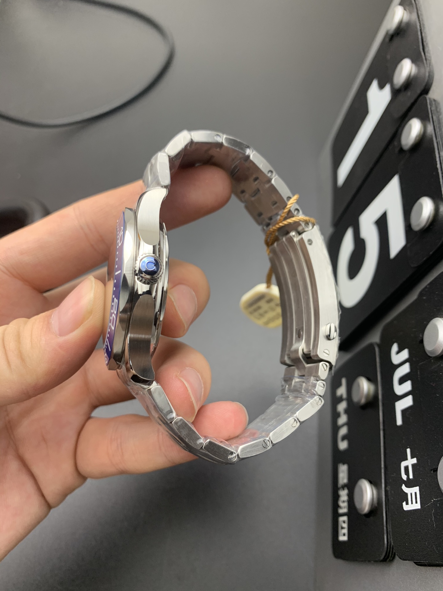 Omega 海马300灰 b