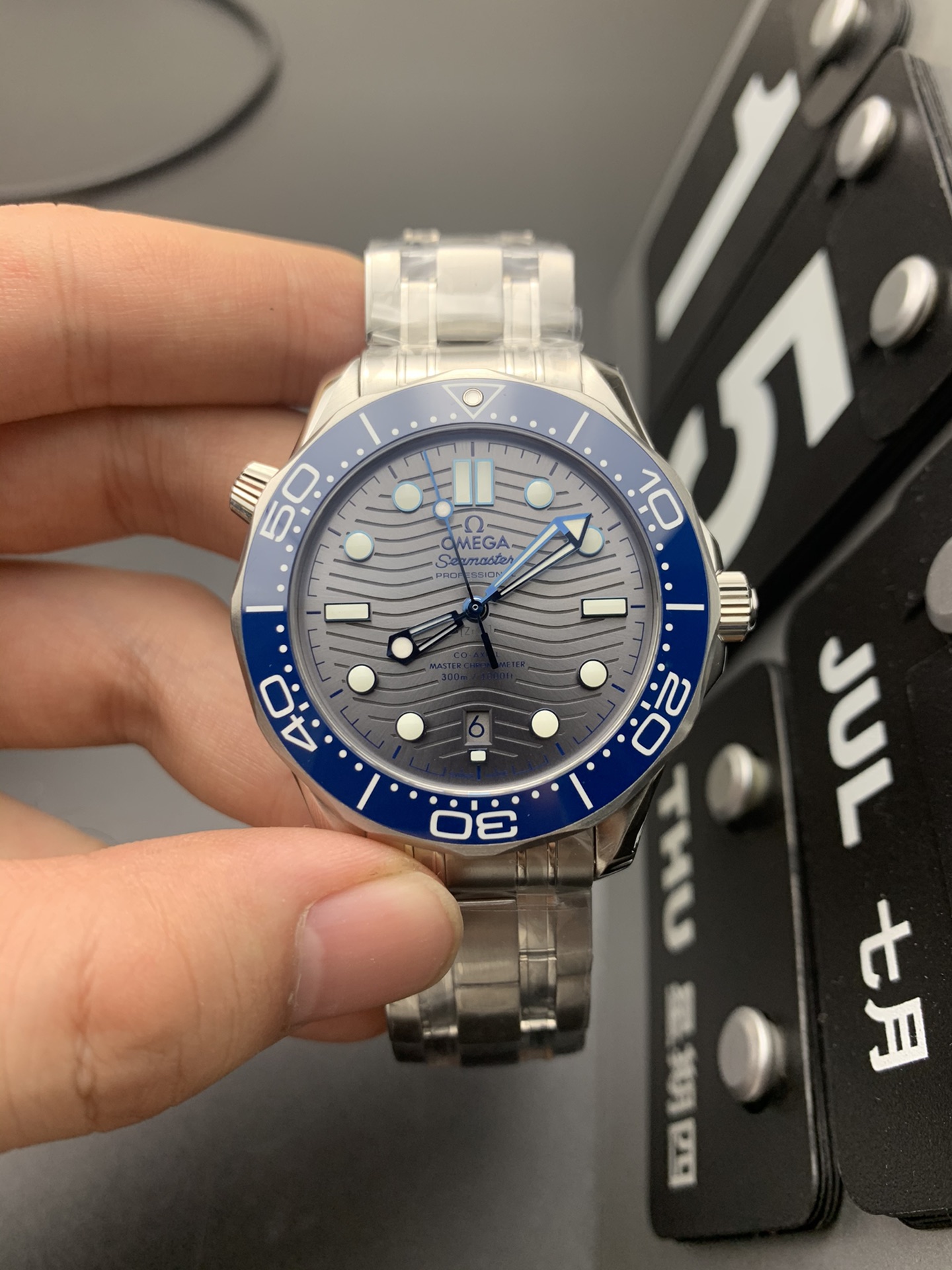 Omega 海马300灰 b