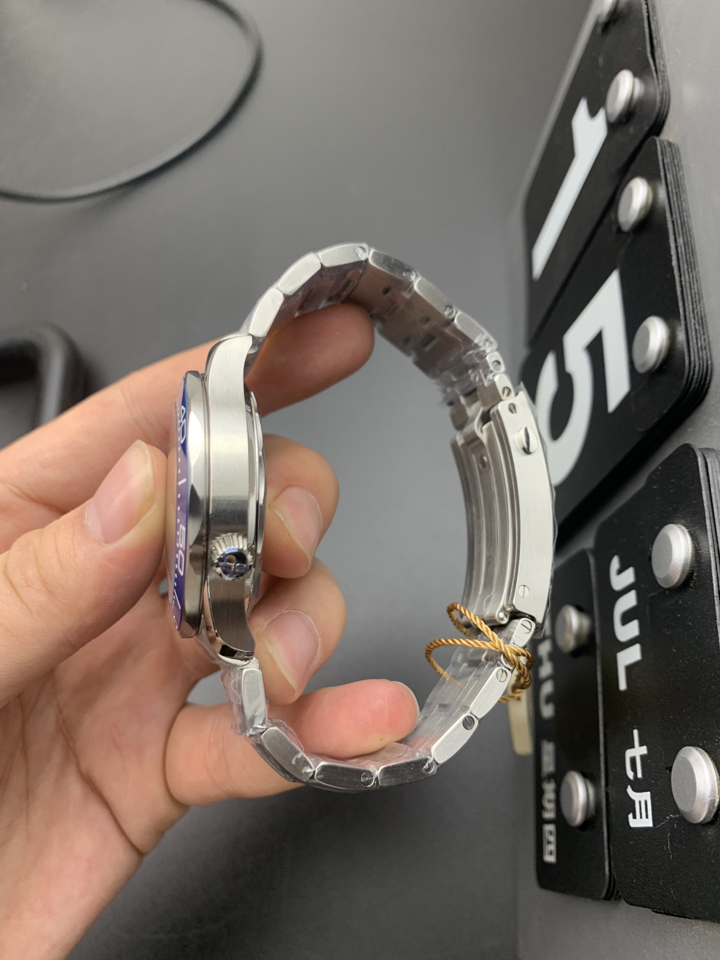 Omega 海马300灰 b
