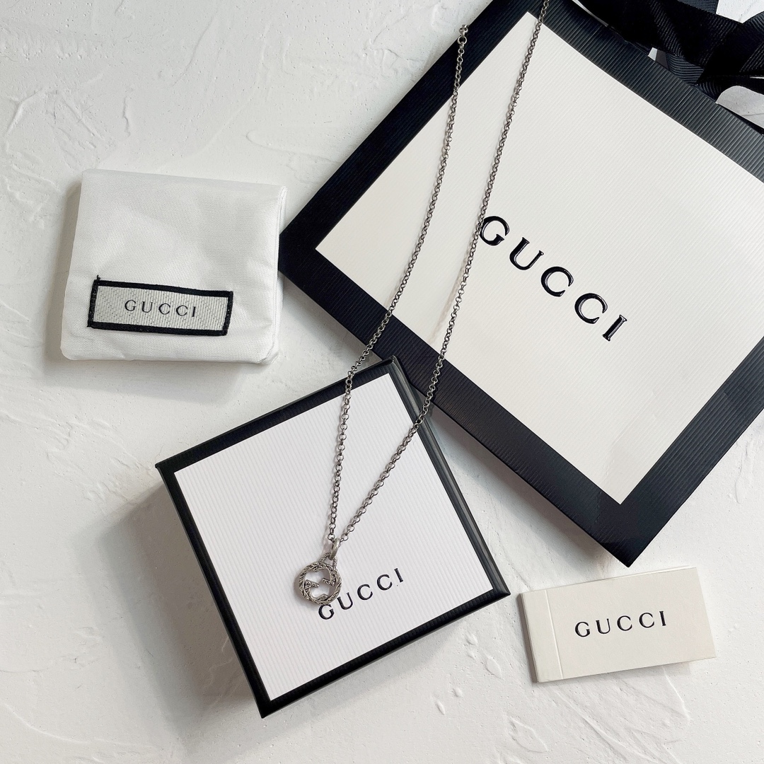 NO:635532,88230 [Antique Interlocking Double G Necklace] Z is made of sterling silver and is very heavy-duty. Each double G logo is a pattern carved out by a master craftsman on a whole piece of silver. The chains of the necklace are specially customized, and the lobster clasp is also specific. It is different from the large chain lobster clasp. It is made of old vintage sterling silver and has the same style for men and women. It is the best interlocking double G necklace for couples!  ,,necklace,pure silver,Cardia high-end jewelry1986090988230【古互扣双G项链】Z 为纯银材质非常重工,每颗双G logo都是老师傅总吊机在一整块银子上,一刀一刀的雕刻出来的花纹,项链的链条都是特别定制的,龙虾扣也是特定的,跟大号的链条龙虾扣是不一样的,做旧复古纯银材质,男女同款,最佳情侣互扣双G项链！,,necklace,pure silver,卡迪亚高端饰品,Jewelry