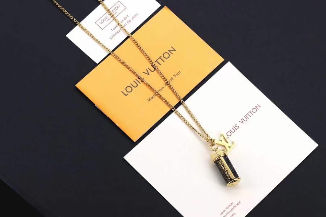 NO:103503,Louis Vuitton Canvas Presbyterian Perfume Bottle Necklace Original Model Open!  The metal trim is wrapped with the iconic Monogram Eclipse canvas, a necklace that shows mature and masculine charm. Pendant 1*2.6cm, 48 5 5cm adjustment, coated canvas with calfskin, Lv necklace, christian louboutin, louis vuitton, louis vuitton, necklace, cowhide19860909Louis Vuitton 帆布老花香水瓶项链 原版开模！金属饰件处裹有标志性Monogram Eclipse帆布,展现成熟阳刚魅力的项链精品.吊坠1*2.6cm,48 5 5cm调节、涂层帆布搭配小牛皮,Lv项链,christian louboutin,louis vuitton,louis vuitton,necklace,cowhide,Jewelry