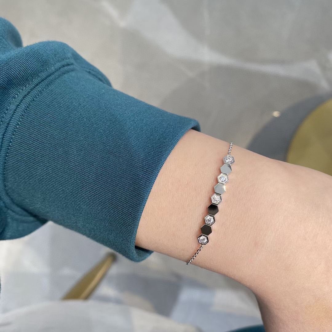 NO:619393,Chaumet Paris - The honeycomb bracelet is here. The bracelet is new this year. In the honeycomb series, we have rings, earrings, necklaces, and new bracelets. Qihuo professional jewelry development. All honeycombs are carved using imported CNC engraving machines. Every corner is very shiny~~, Chaumet, necklace, bracelet, ring19860909尚美巴黎-蜂巢手链来啦手链是今年新款,蜂巢系列我们有戒指耳钉项链,新增手链,齐活专业级珠宝开发所有蜂巢都采用进口cnc精雕机精雕完成每个角落都非常闪～～,尚美,necklace,bracelet,ring,Jewelry