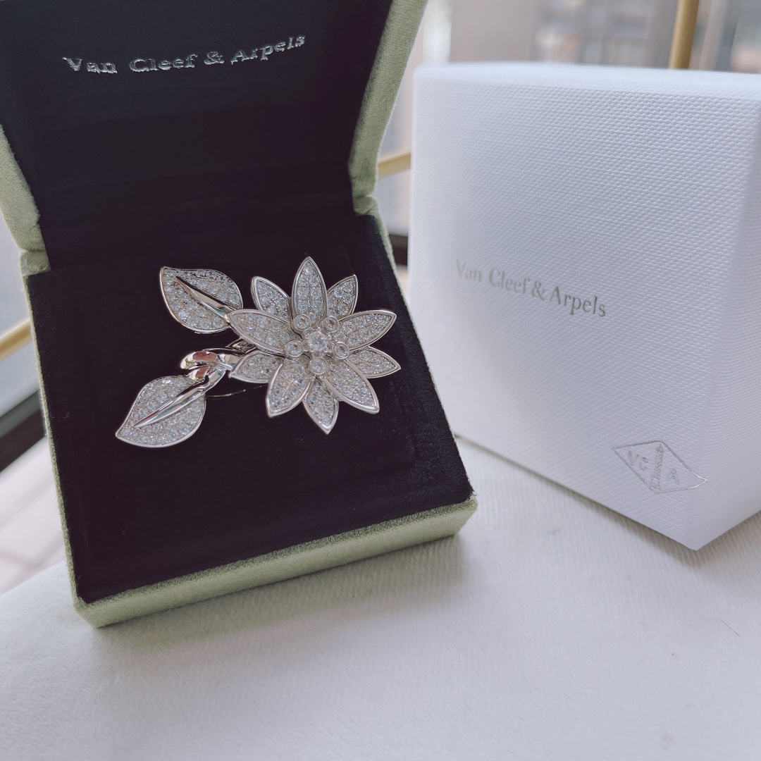 Van Cleef & Arpels VCA超美bling的指尖花戒指 尺寸（678号）只须戴一枚 整个手都熠熠生辉 并且不会撞款