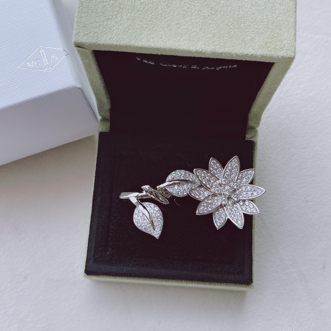 Van Cleef & Arpels VCA超美bling的指尖花戒指 尺寸（678号）只须戴一枚 整个手都熠熠生辉 并且不会撞款