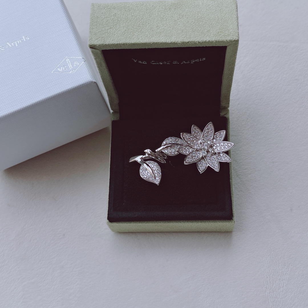 Van Cleef & Arpels VCA超美bling的指尖花戒指 尺寸（678号）只须戴一枚 整个手都熠熠生辉 并且不会撞款
