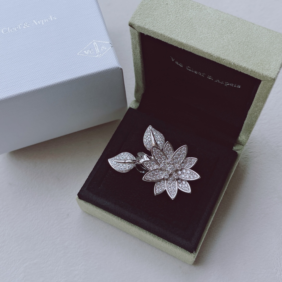 Van Cleef & Arpels VCA超美bling的指尖花戒指 尺寸（678号）只须戴一枚 整个手都熠熠生辉 并且不会撞款