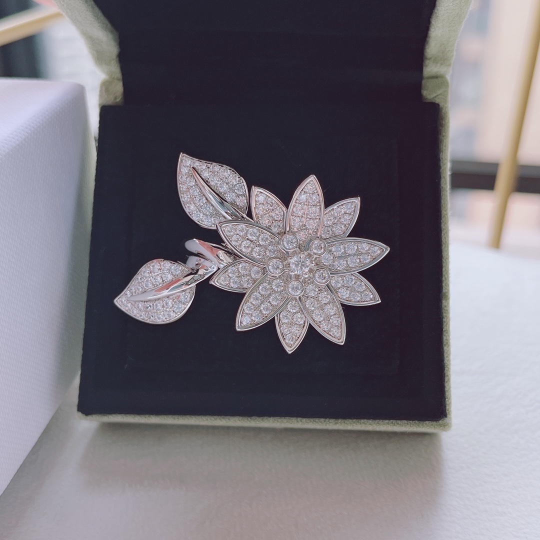 Van Cleef & Arpels VCA超美bling的指尖花戒指 尺寸（678号）只须戴一枚 整个手都熠熠生辉 并且不会撞款