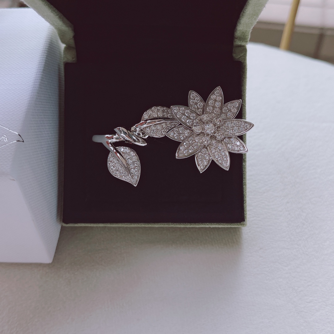 Van Cleef & Arpels VCA超美bling的指尖花戒指 尺寸（678号）只须戴一枚 整个手都熠熠生辉 并且不会撞款