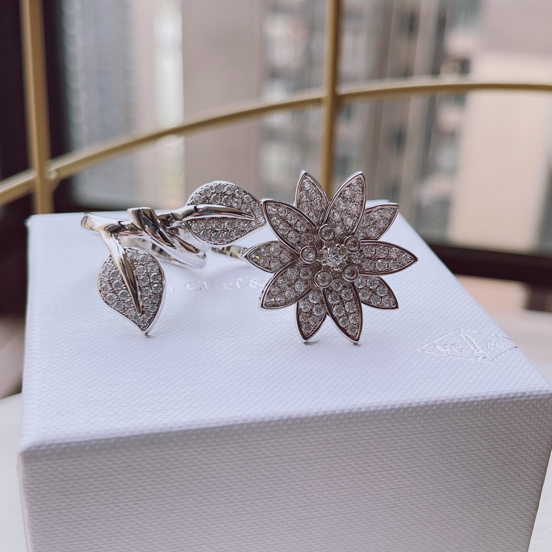 Van Cleef & Arpels VCA超美bling的指尖花戒指 尺寸（678号）只须戴一枚 整个手都熠熠生辉 并且不会撞款