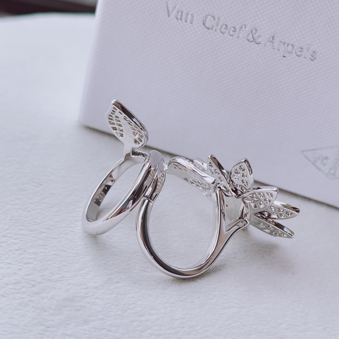 Van Cleef & Arpels VCA超美bling的指尖花戒指 尺寸（678号）只须戴一枚 整个手都熠熠生辉 并且不会撞款