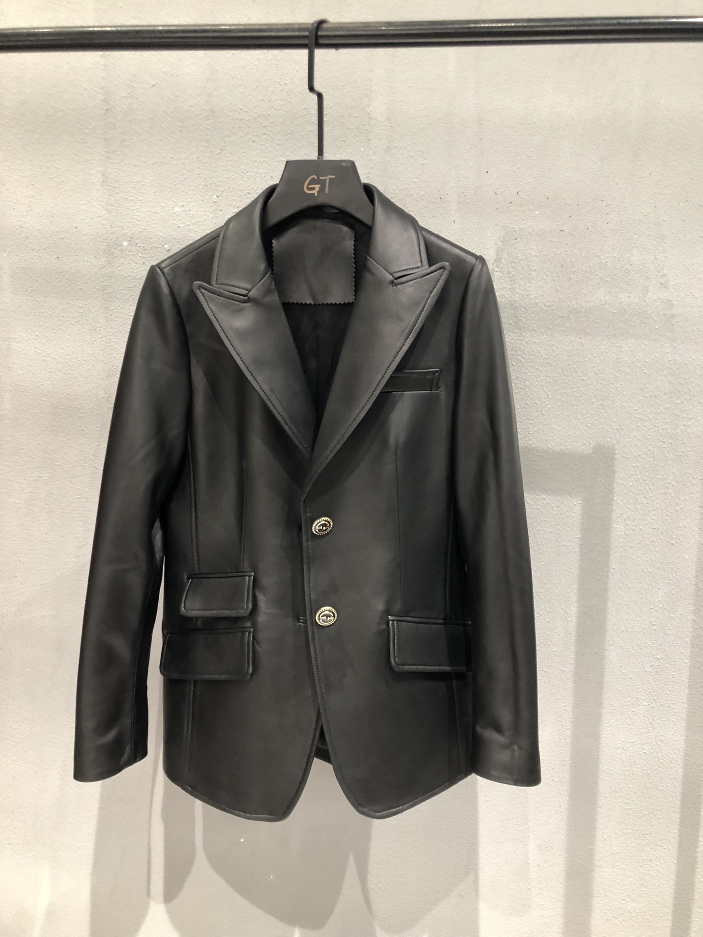 NO:723205,,G family sheepskin small suit, waist slimming version, S-19860909,G家羊皮小西装,收腰显瘦版型,S- Xxl,扣子已经换成专柜同款扣子啦,古驰-服装,gucci,gucci,business suit,sheepskin,,Women's clothing