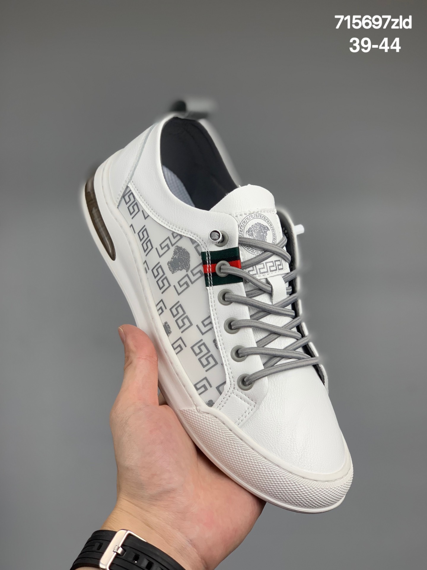 
2021Fw秋冬新品，意大利高奢品牌-范思哲
Versace Full Grain Low Top Sneakers
经典系带百搭休闲运动小白板鞋
尺码:39-44
编码:715697zld