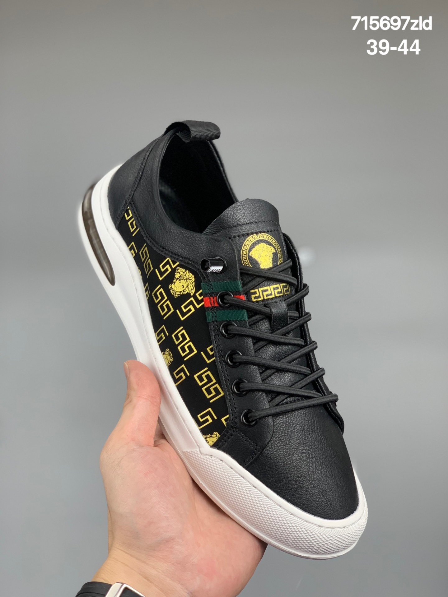 
2021Fw秋冬新品，意大利高奢品牌-范思哲
Versace Full Grain Low Top Sneakers
经典系带百搭休闲运动小白板鞋
尺码:39-44
编码:715697zld