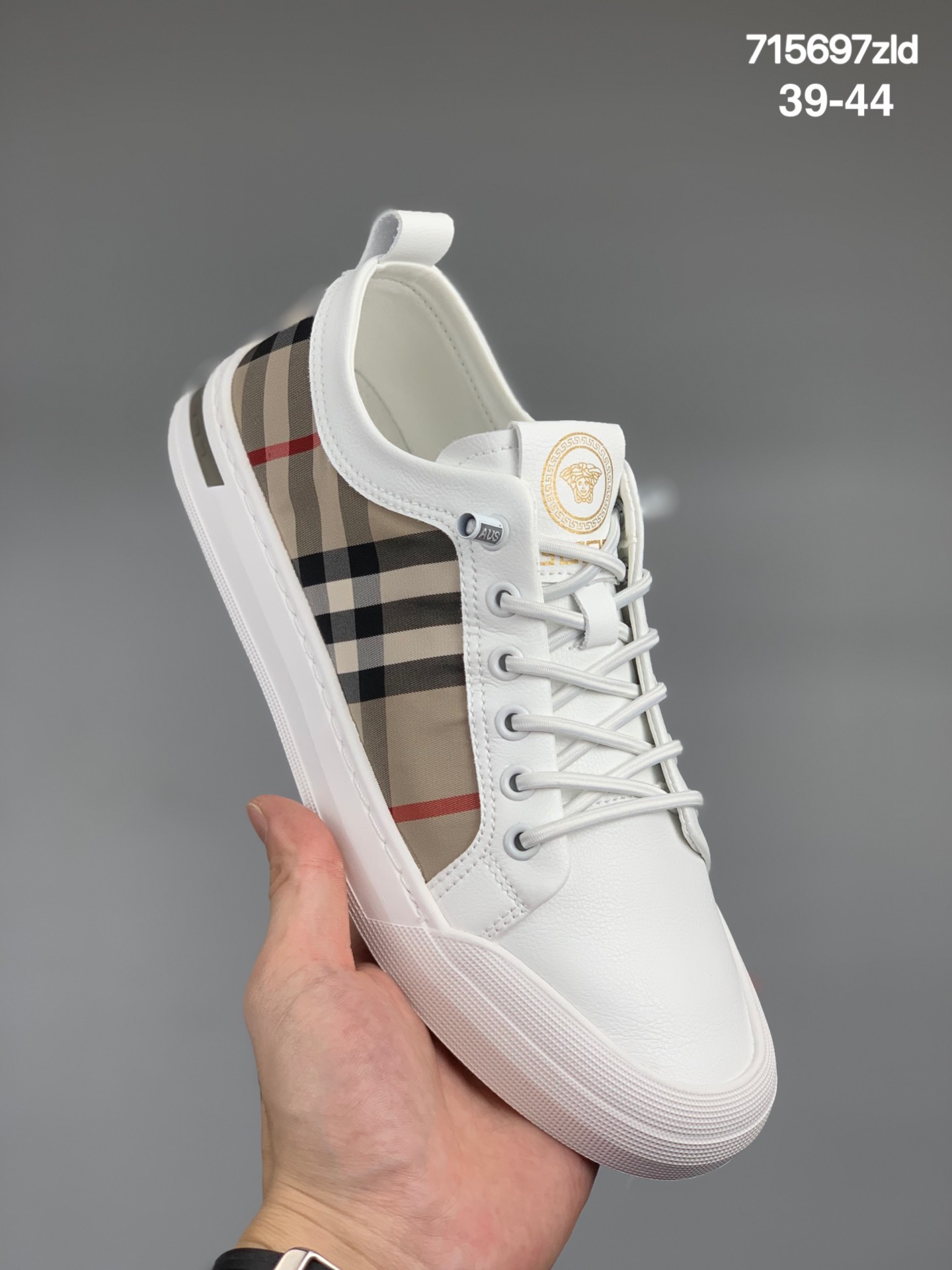 
2021Fw秋冬新品，意大利高奢品牌-范思哲
Versace Full Grain Low Top Sneakers
经典系带百搭休闲运动小白板鞋
尺码:39-44
编码:715697zld