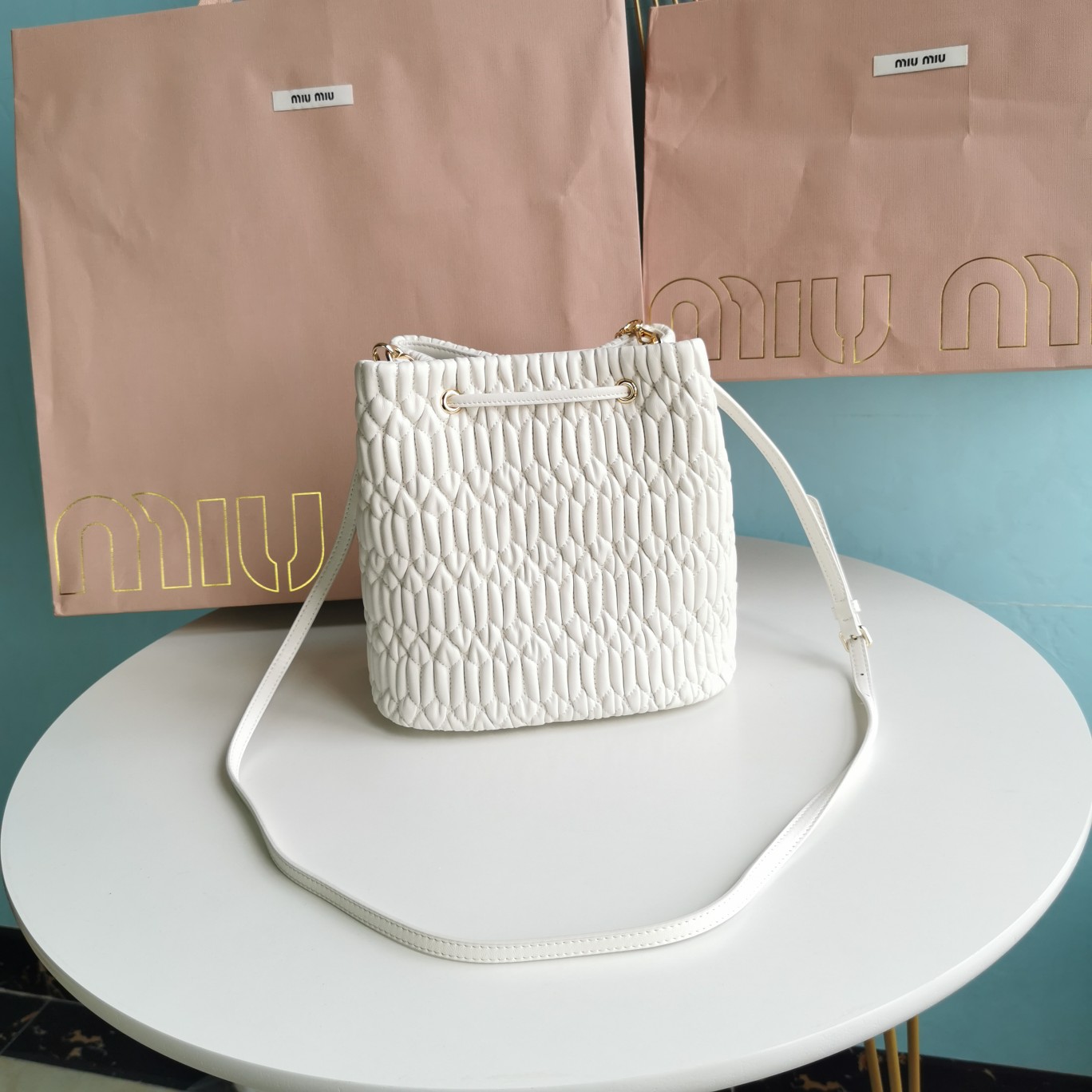 MIUMIU缪缪顶级进口Matelasse小羊皮经典压纹小花水桶包5BE050