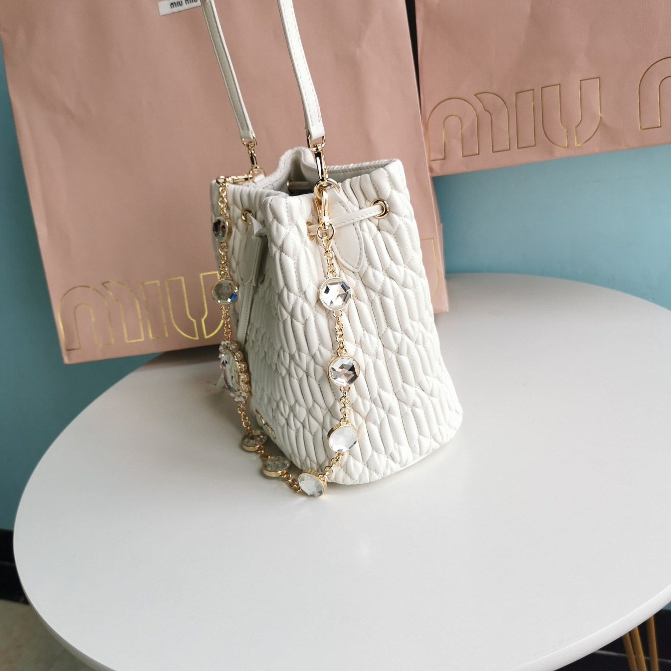 MIUMIU缪缪顶级进口Matelasse小羊皮经典压纹小花水桶包5BE050