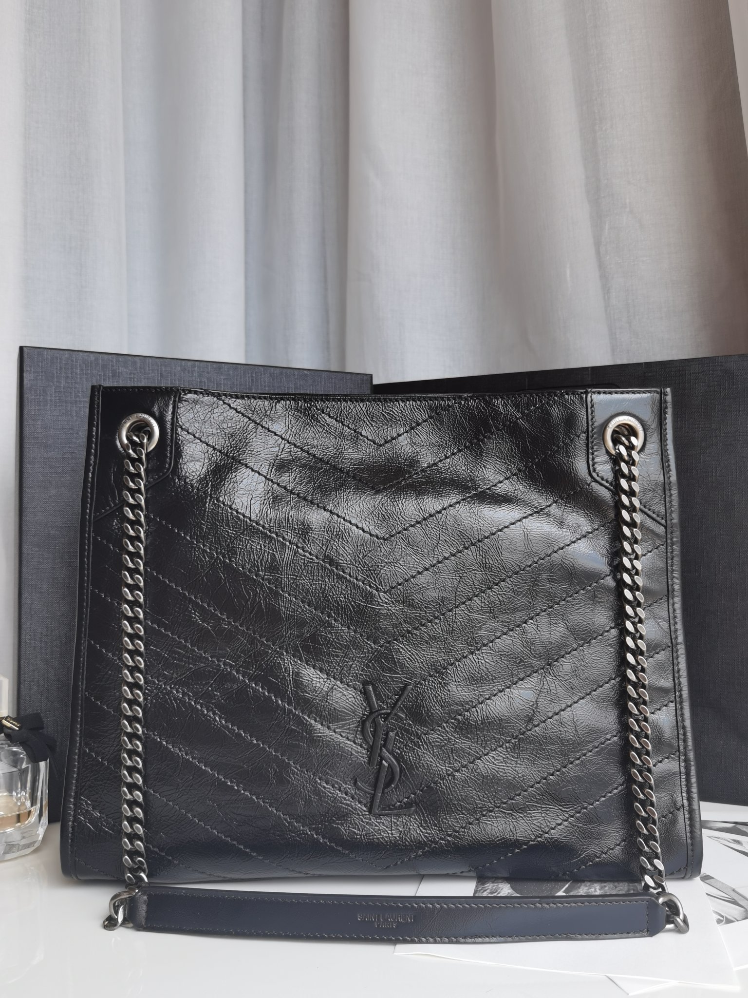 NO:176151,Authentic grade original leather series NIKI derivatives!  NIKI SHOPPING BAG, Nerik color linings are all customized to ensure no gap with the genuine product. The logo uses original leather wrapping design; there is a magnetic buckle in the middle, which ensures the safety of the use of the bag; there is a zipper compartment and an open slot inside to hold mobile phones and change cards for easy access, and there will be no situation where you can't find anything because it is a big bag; the bag weighs very lightly and has a large capacity, and the briefcase, travel bag, shopping bag, and mother bag can be switched at will, which is very practical!  Model 577999 18780 Size 33x27x11.5cm G color, YSL, saint laurent, travel bags19860909正品级 原厂皮系列 NIKI衍生品！NIKI SHOPPING BAG,内里克色里布都是定制,保证与正品零差距,logo使用原厂皮包裹设计；包袋中间有磁吸扣,保障了包包使用的安全性；内里有一拉链隔层及敞口插槽设计可放手机及零钱卡片,方便拿取,不会出现因为是大包而出现找不到东西的情况；包包自重非常轻,容量又足够大,公文包、旅行包、购物袋、妈妈包随意切换,实用性爆表！ 型号577999 18780 尺寸33x27x11.5cm 克色,YSL,saint laurent,travel bags,Bag