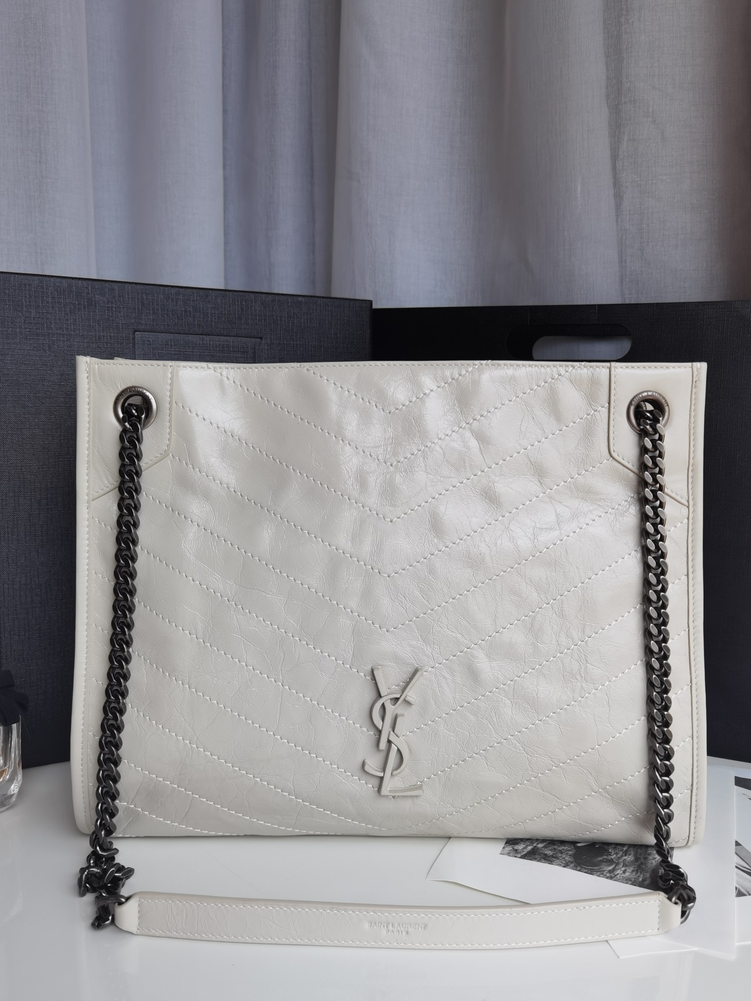 NO:176155,Authentic grade original leather series NIKI derivatives!  NIKI SHOPPING BAG, Nerik color linings are all customized to ensure no gap with the genuine product. The logo uses original leather wrapping design; there is a magnetic buckle in the middle, which ensures the safety of the use of the bag; there is a zipper compartment and an open slot inside to hold mobile phones and change cards for easy access, and there will be no situation where you can't find anything because it is a big bag; the bag weighs very lightly and has a large capacity, and the briefcase, travel bag, shopping bag, and mother bag can be switched at will, which is very practical!  Model 577999 18780 Size 33x27x11.5cm Milk white, YSL, saint laurent, travel bags19860909正品级 原厂皮系列 NIKI衍生品！NIKI SHOPPING BAG,内里克色里布都是定制,保证与正品零差距,logo使用原厂皮包裹设计；包袋中间有磁吸扣,保障了包包使用的安全性；内里有一拉链隔层及敞口插槽设计可放手机及零钱卡片,方便拿取,不会出现因为是大包而出现找不到东西的情况；包包自重非常轻,容量又足够大,公文包、旅行包、购物袋、妈妈包随意切换,实用性爆表！ 型号577999 18780 尺寸33x27x11.5cm 奶白,YSL,saint laurent,travel bags,Bag