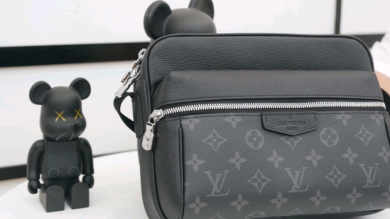 Wholesale Imitation Designer Replicas
 Louis Vuitton LV Outdoor Messenger Bags M30233