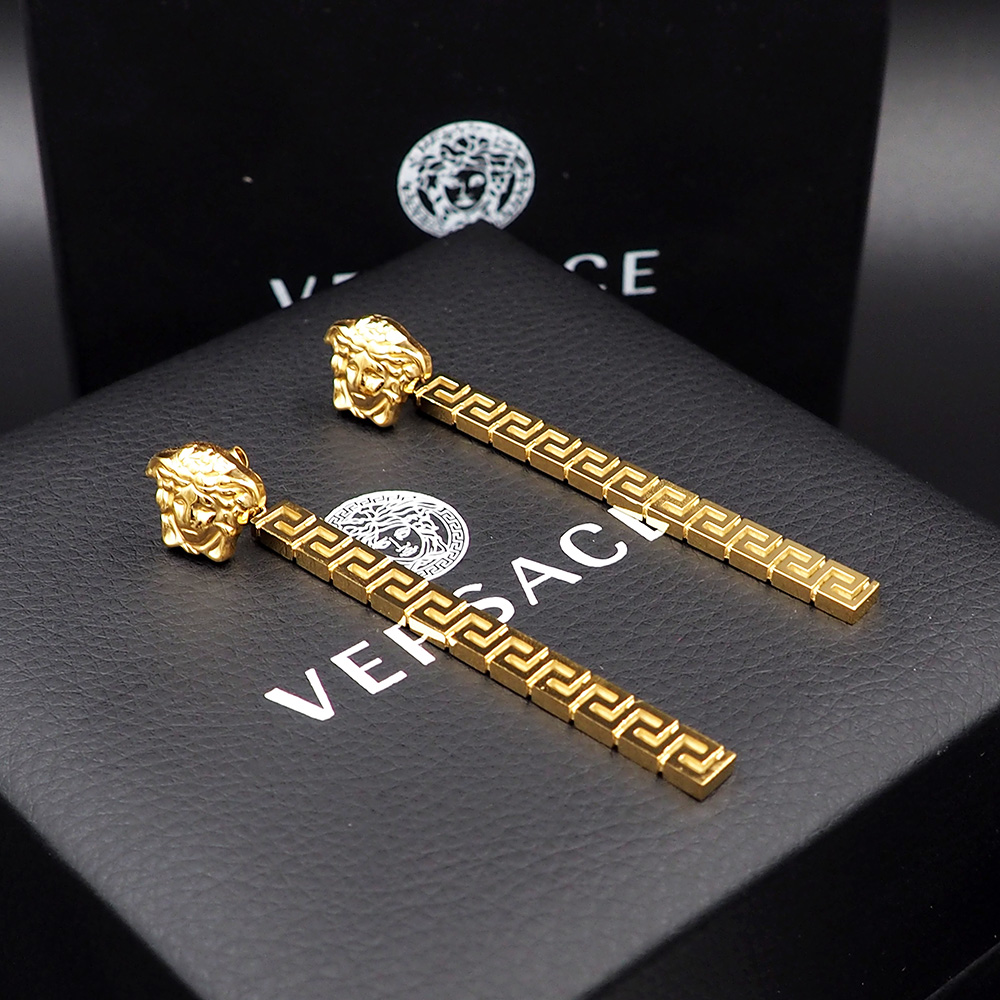 Versace 范思哲Versace此款金色耳坠是一款优雅十足的配饰，饰有一枚美杜莎铆钉和一个希腊回纹长吊坠