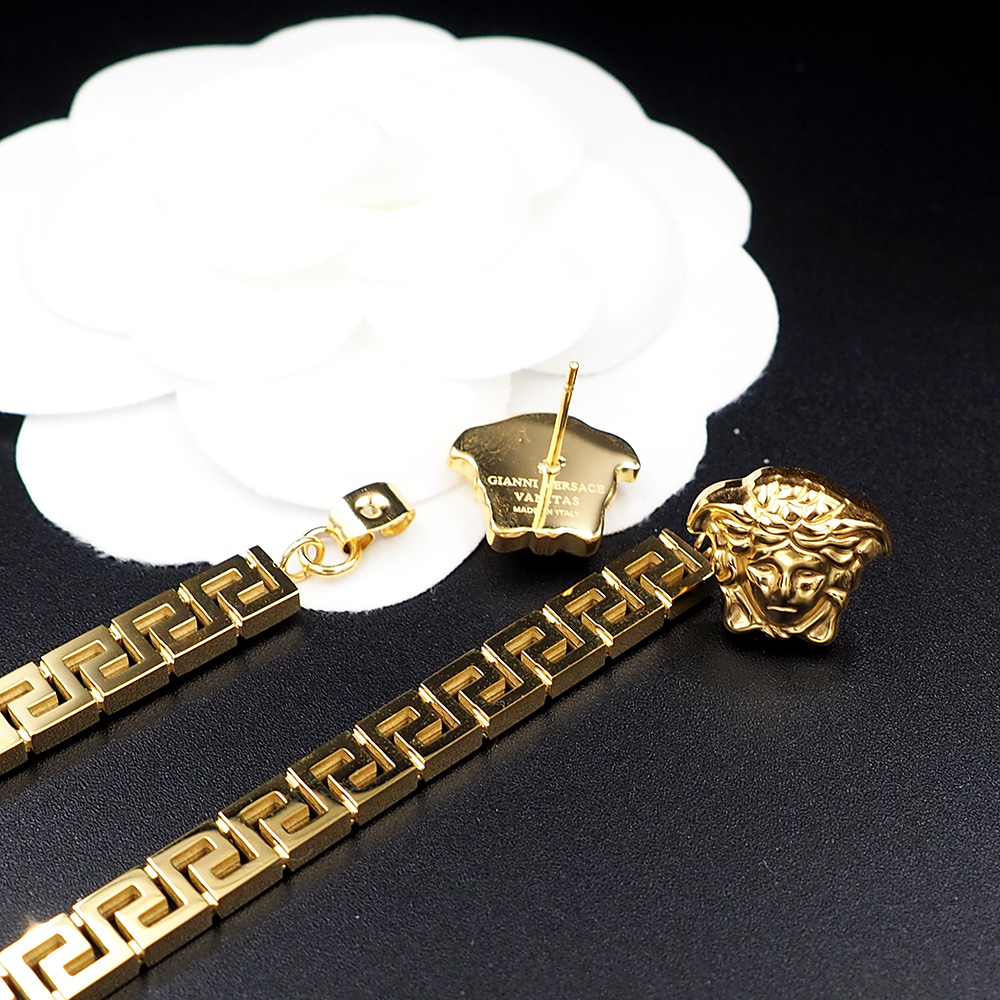 Versace 范思哲Versace此款金色耳坠是一款优雅十足的配饰，饰有一枚美杜莎铆钉和一个希腊回纹长吊坠