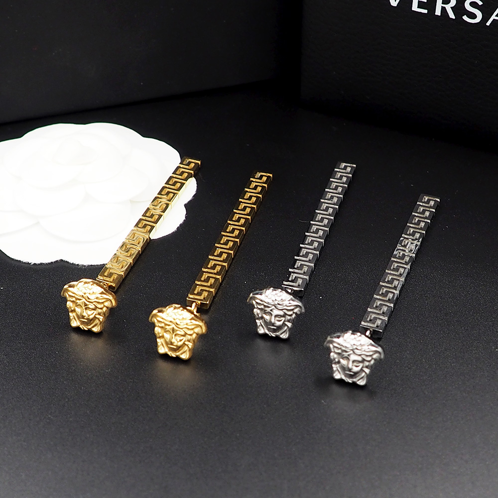 Versace 范思哲Versace此款金色耳坠是一款优雅十足的配饰，饰有一枚美杜莎铆钉和一个希腊回纹长吊坠