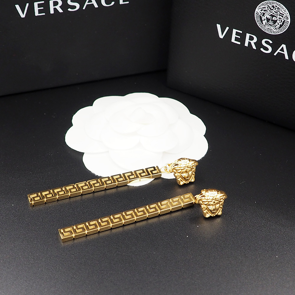 Versace 范思哲Versace此款金色耳坠是一款优雅十足的配饰，饰有一枚美杜莎铆钉和一个希腊回纹长吊坠