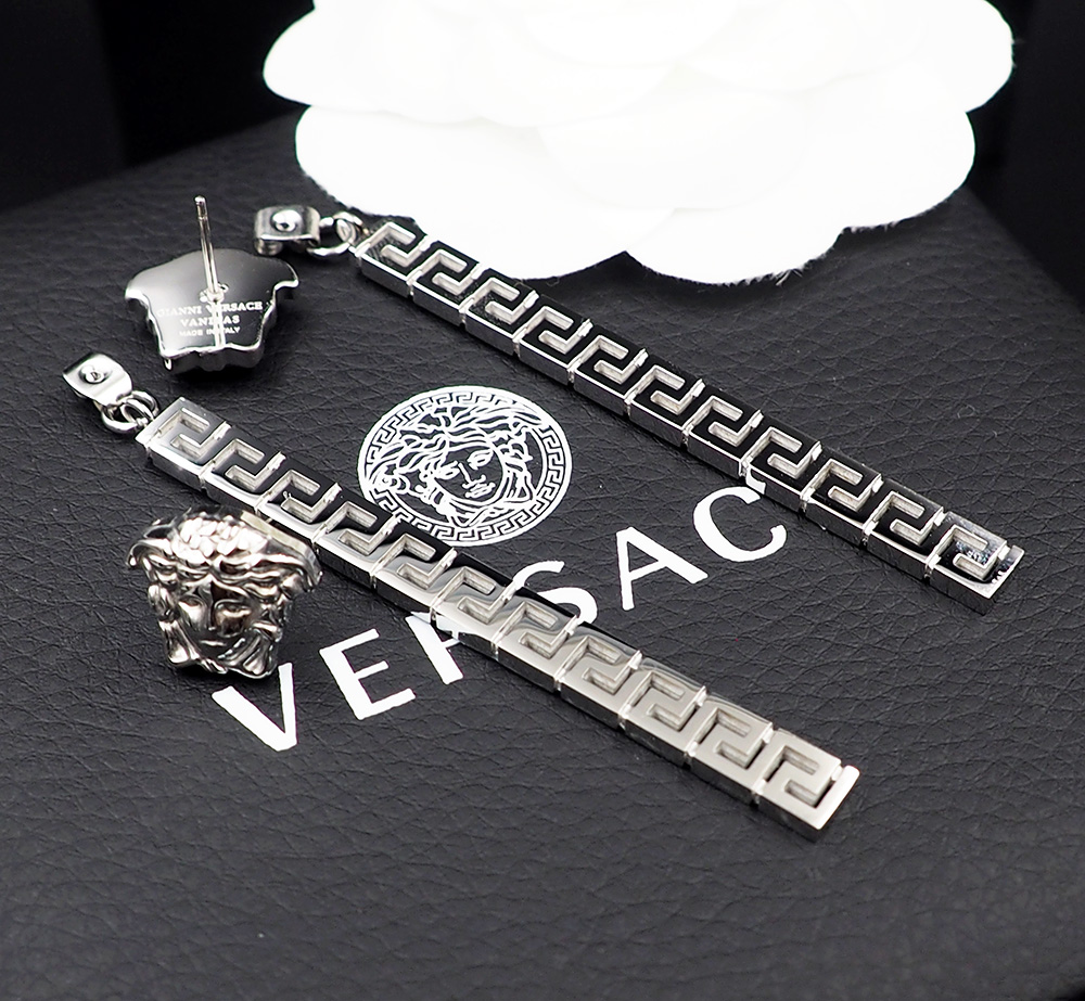 Versace 范思哲Versace此款金色耳坠是一款优雅十足的配饰，饰有一枚美杜莎铆钉和一个希腊回纹长吊坠