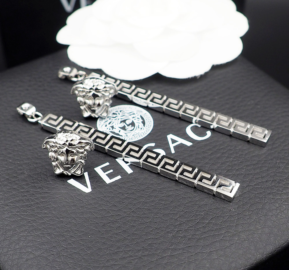 Versace 范思哲Versace此款金色耳坠是一款优雅十足的配饰，饰有一枚美杜莎铆钉和一个希腊回纹长吊坠