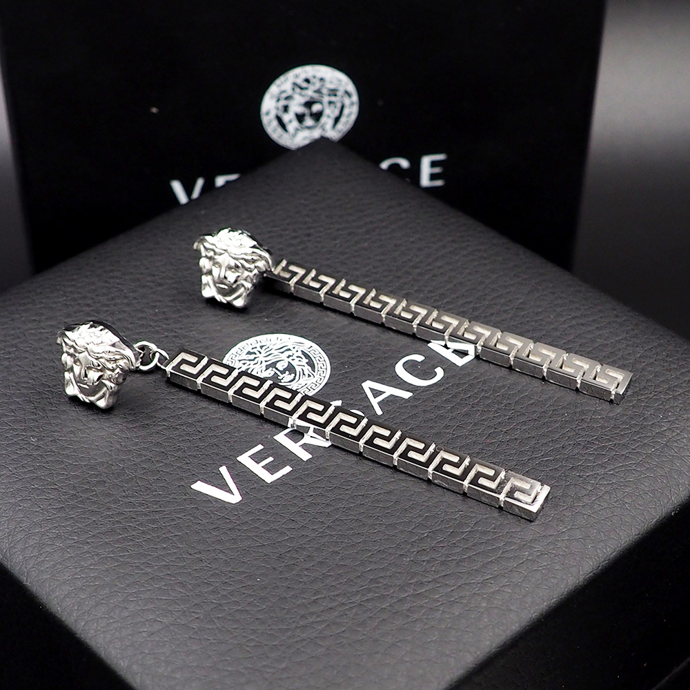 Versace 范思哲Versace此款金色耳坠是一款优雅十足的配饰，饰有一枚美杜莎铆钉和一个希腊回纹长吊坠