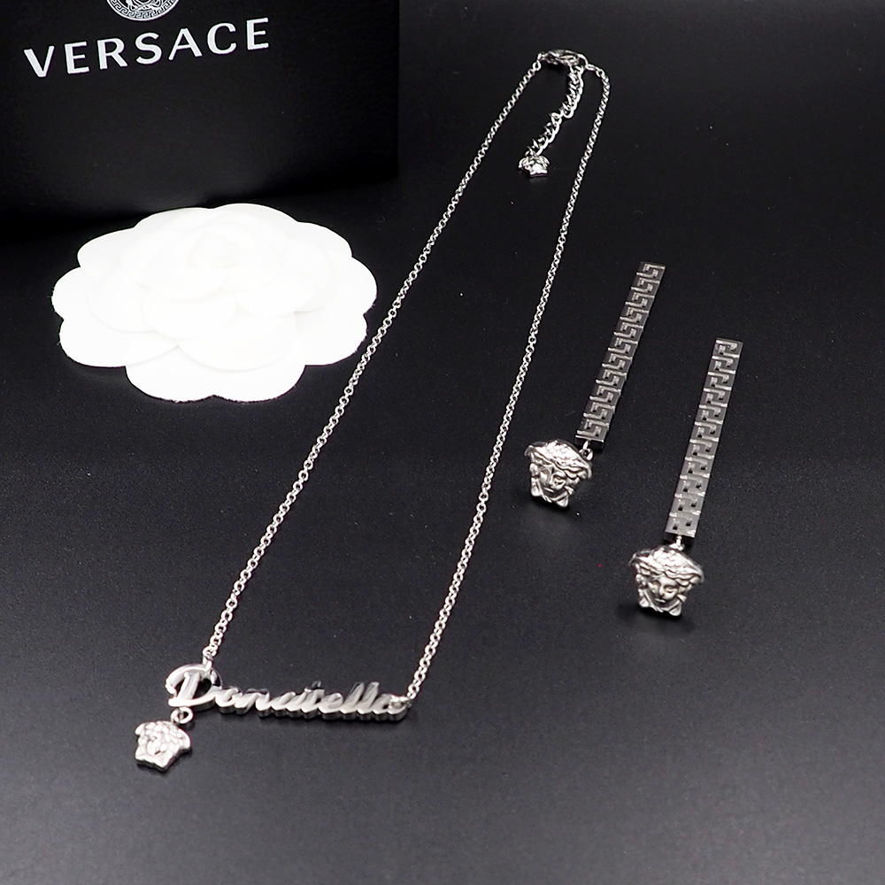 Versace 范思哲Versace此款金色耳坠是一款优雅十足的配饰，饰有一枚美杜莎铆钉和一个希腊回纹长吊坠